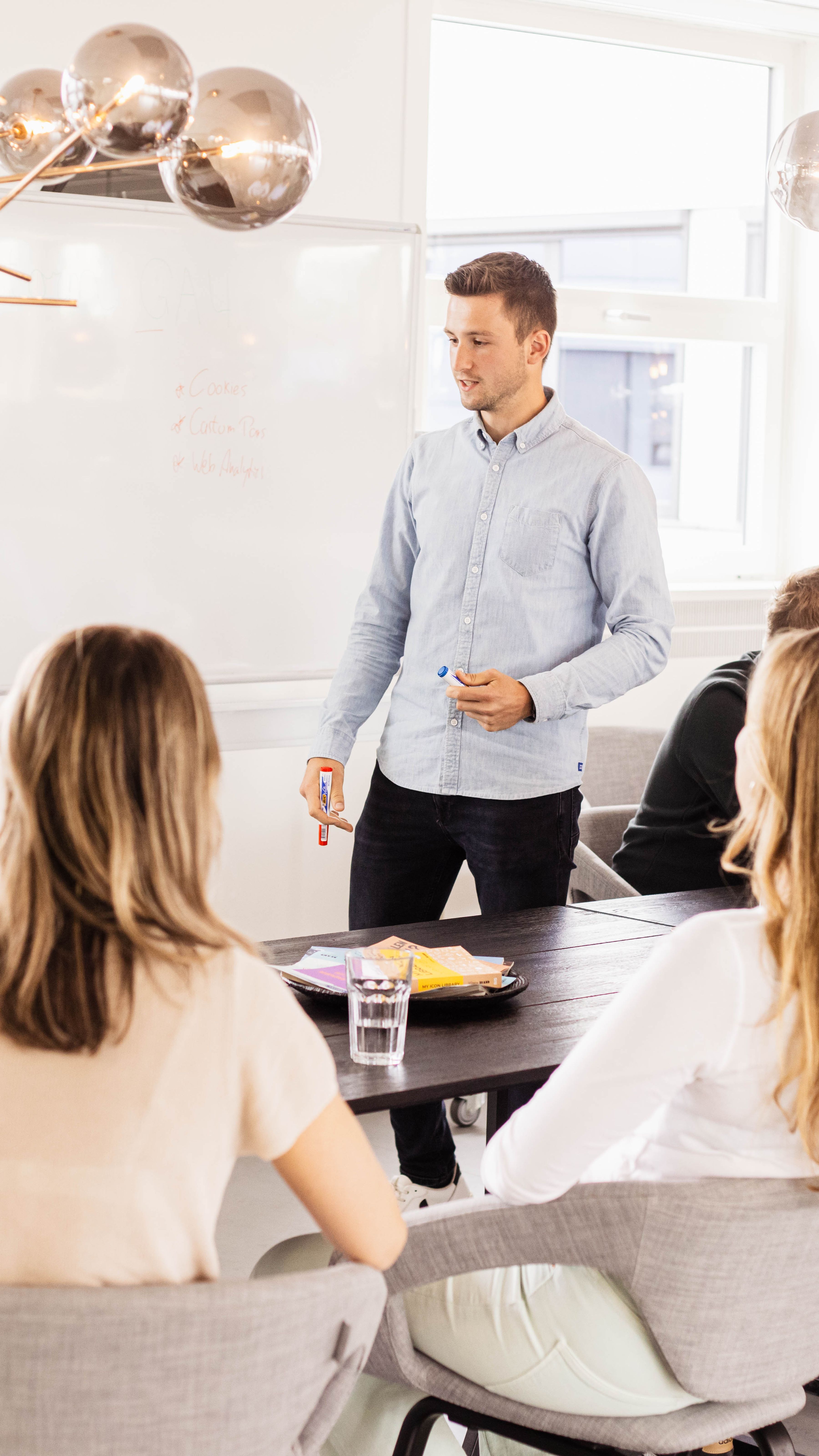collega's in gesprek