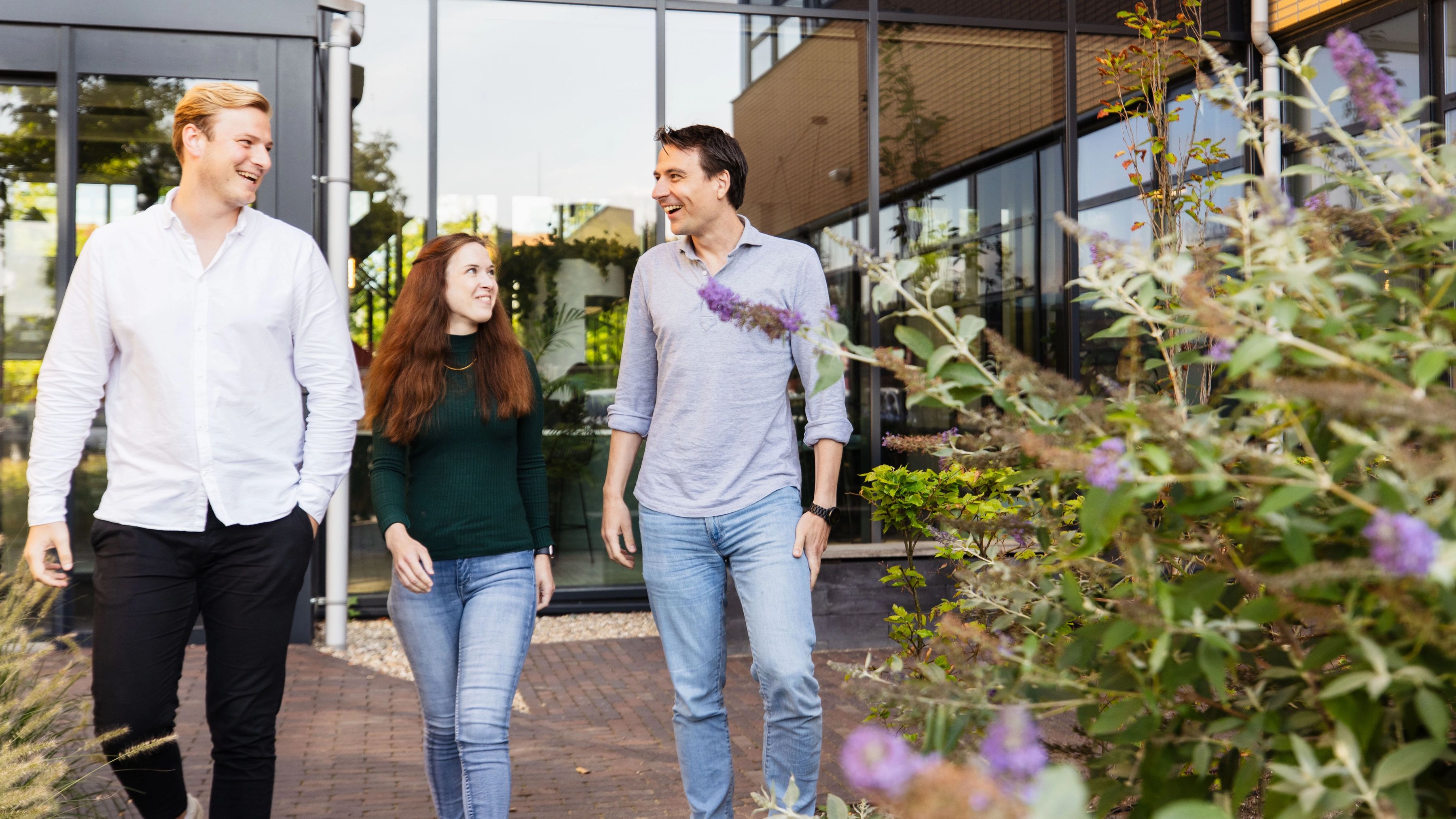 Collega's aan het wandelen