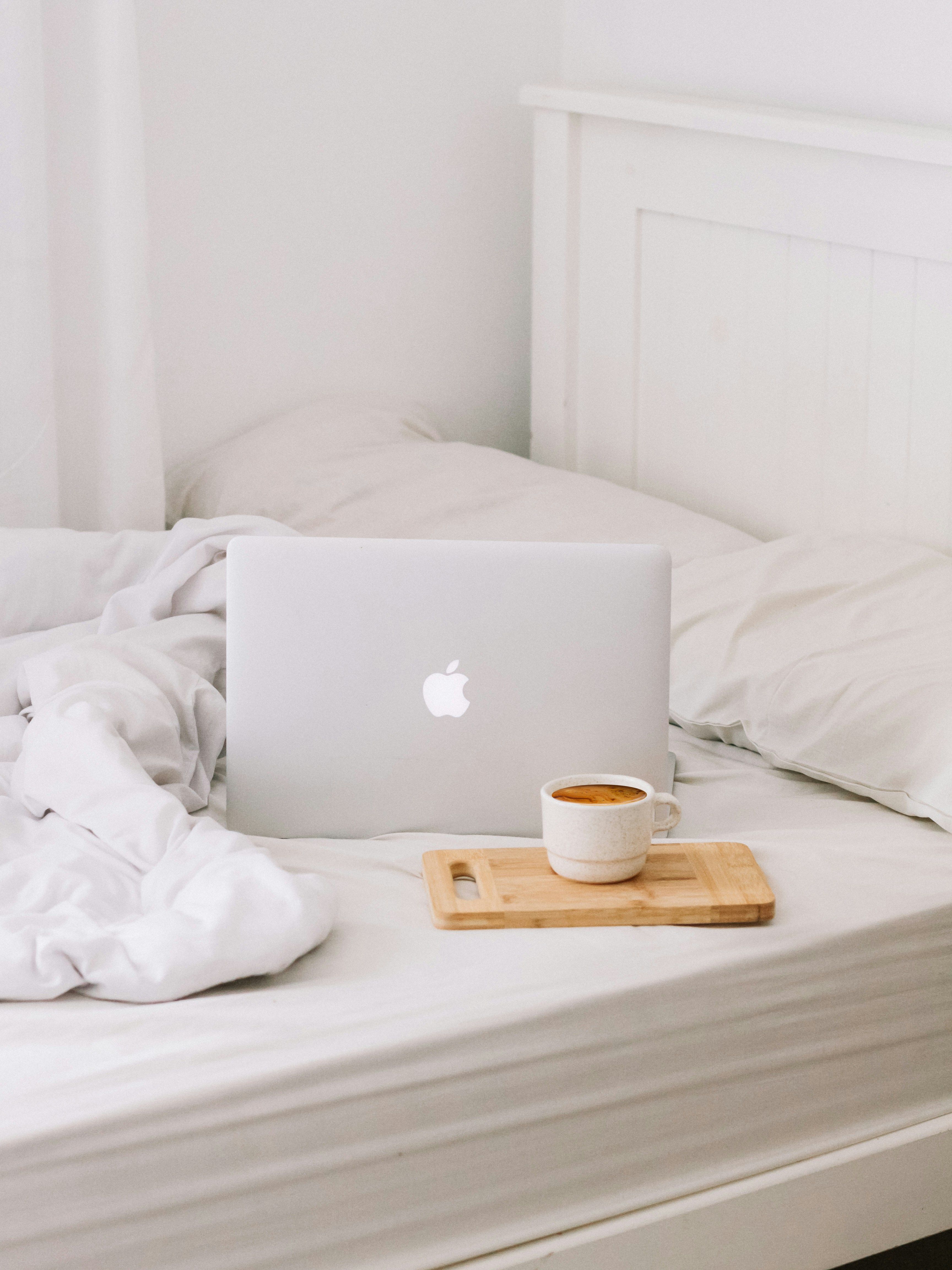 afbeelding van een hotelbed met een laptop