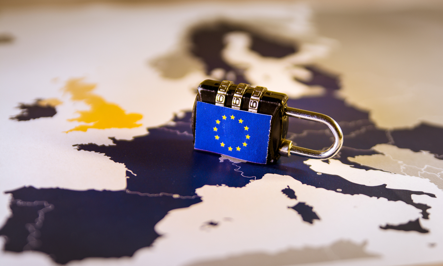 Kaart van Europa met een fietsslot erop met het EU-logo erop