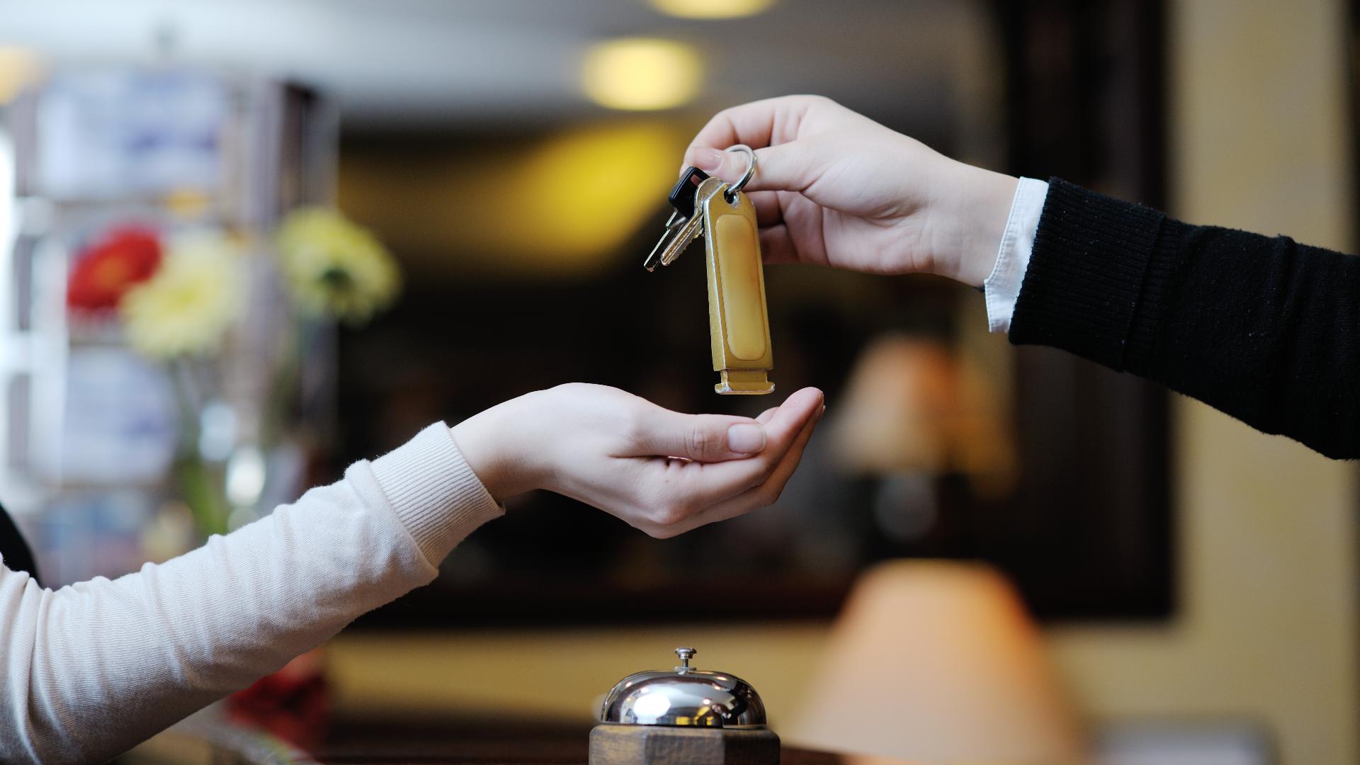 sleutels van een kamer overhandigen in een hotel