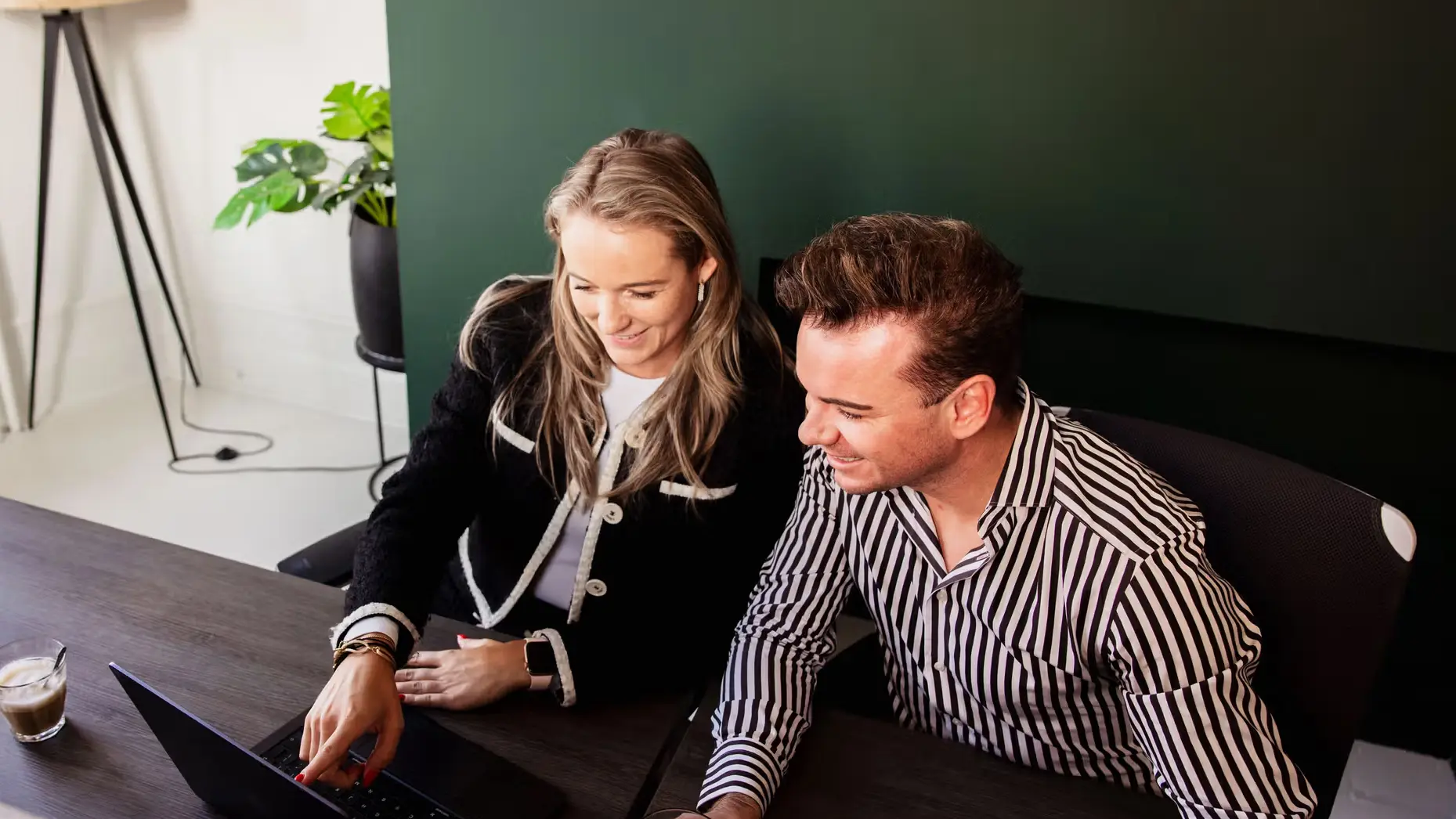 Collega's samen aan het werk