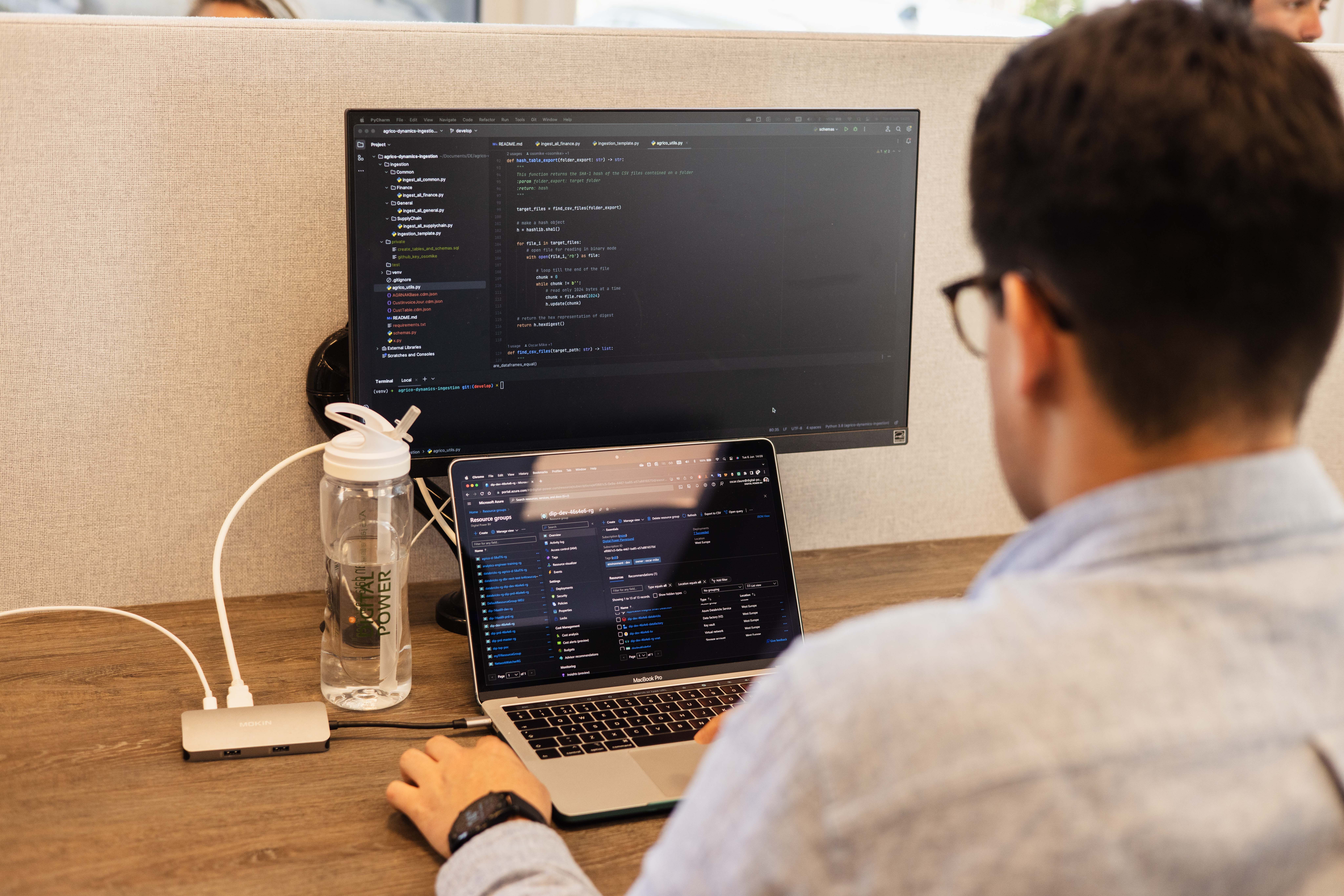 Collega aan het coderen