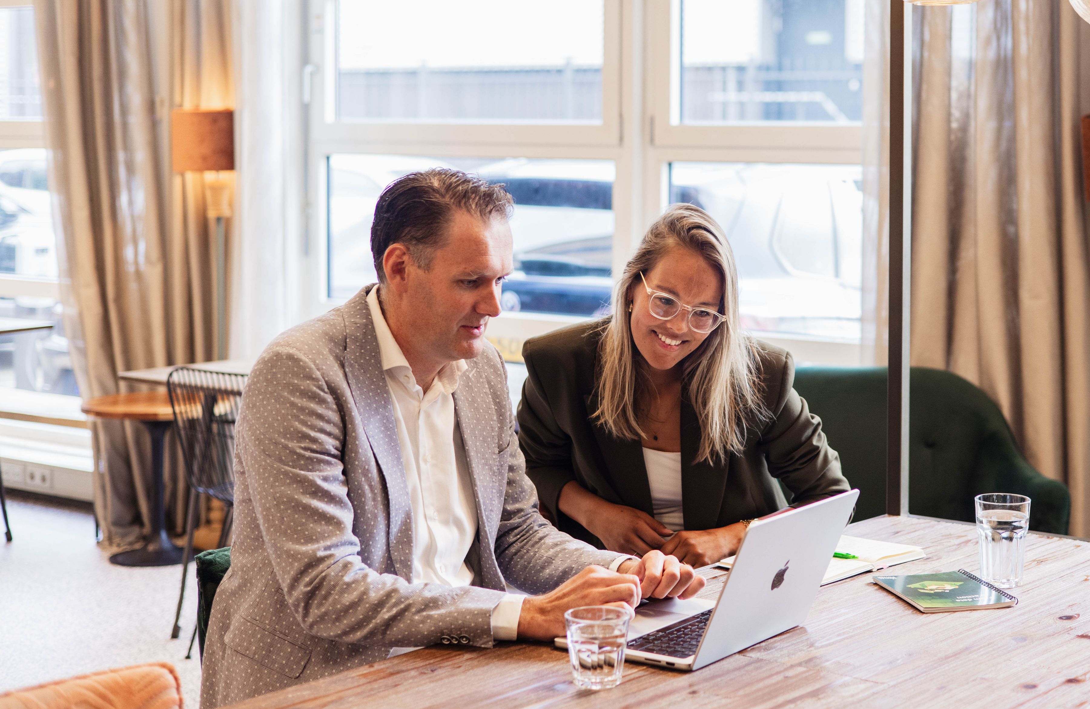 Business Manager in gesprek met een collega