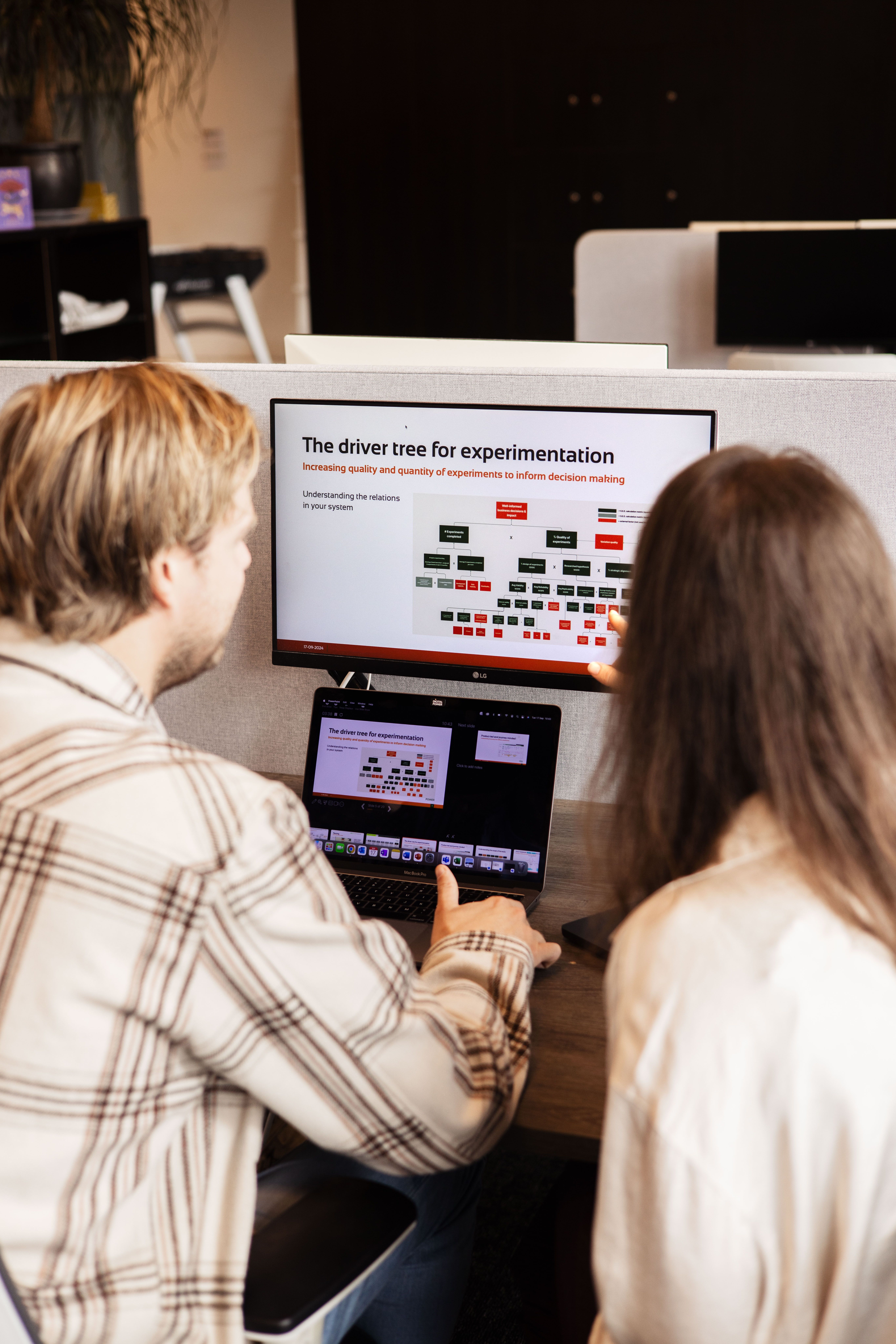 consultants in gesprek over de driver tree voor experimentatie