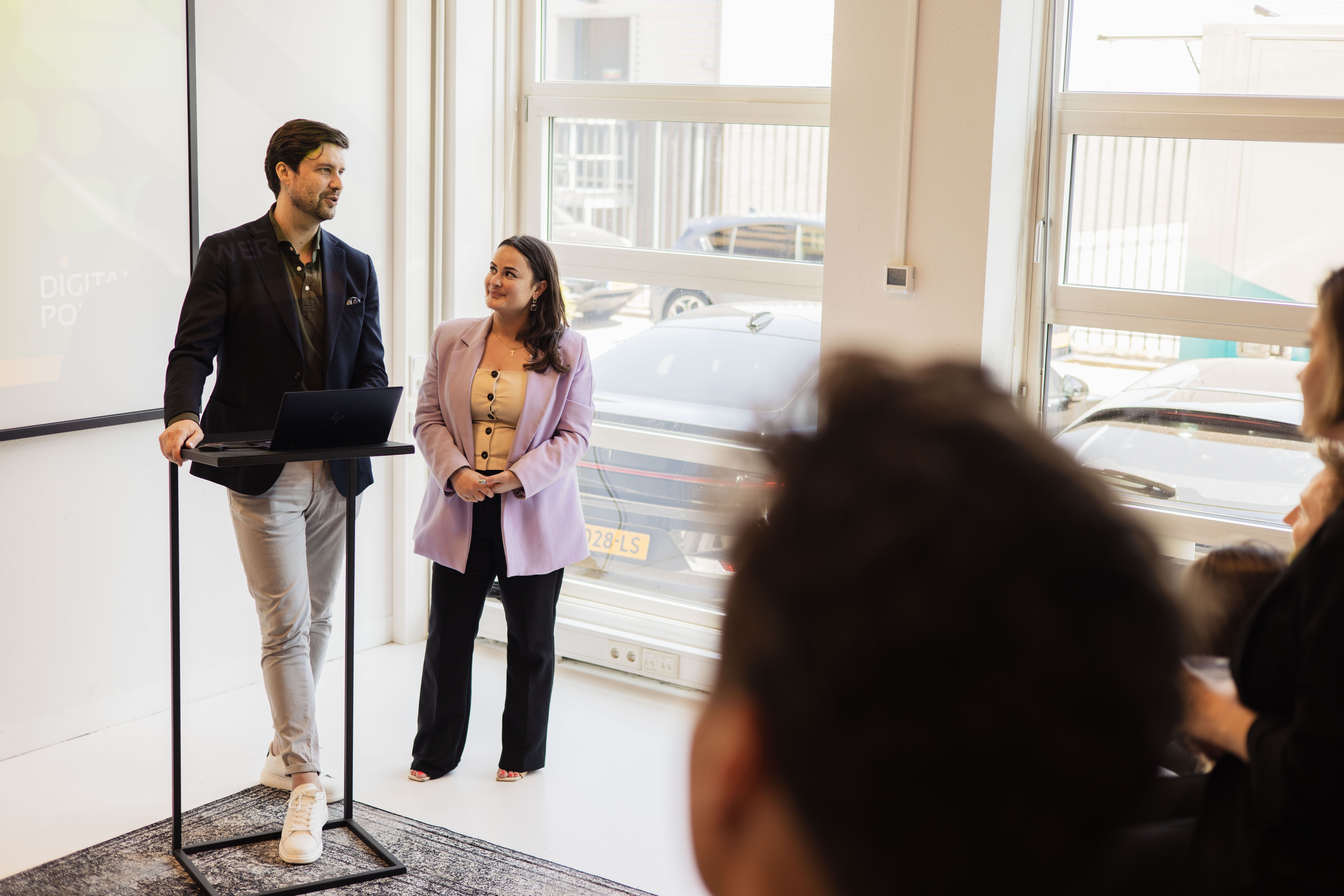 Een presentatie op kantoor Amsterdam bij de tribune