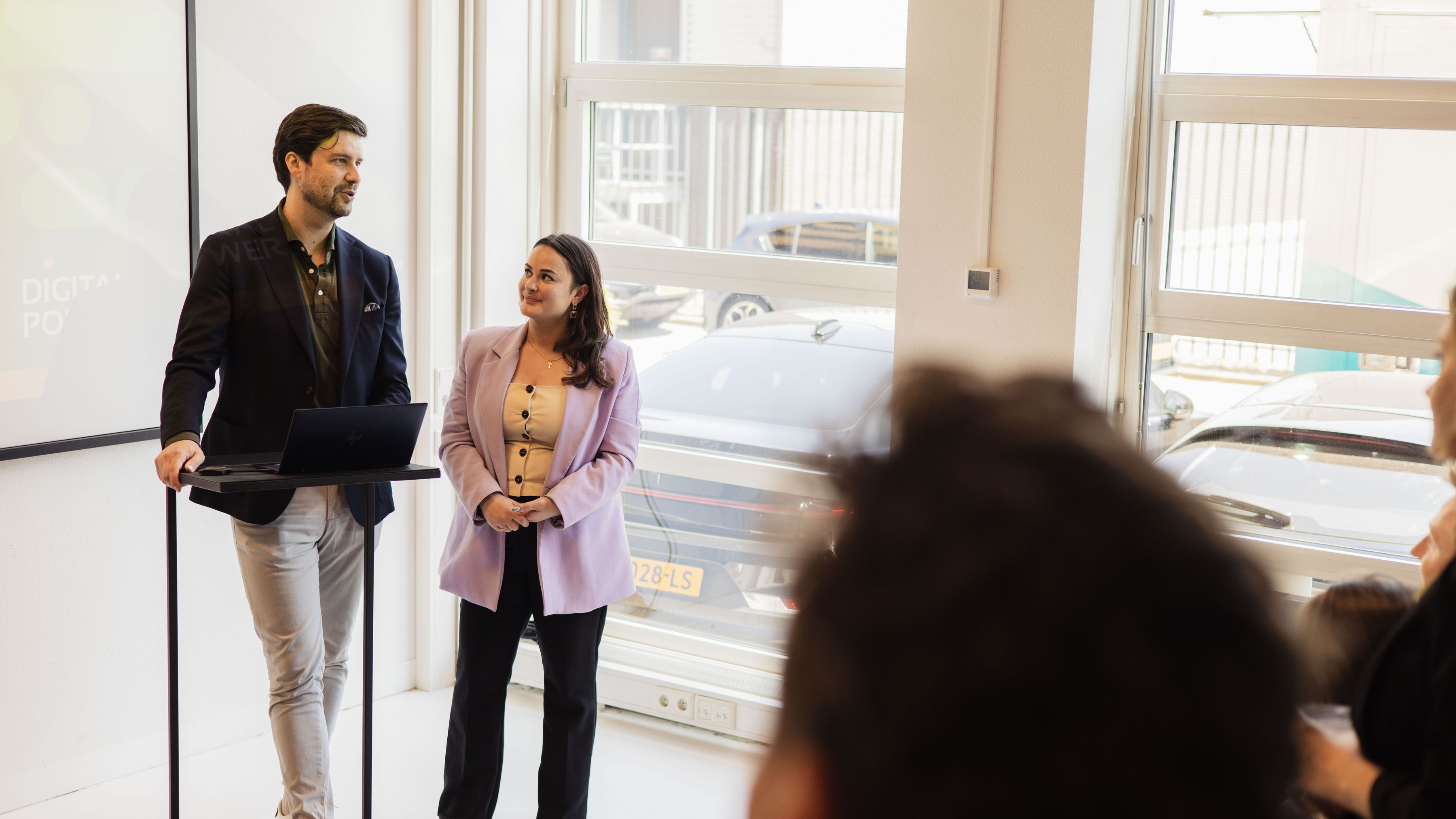 Een presentatie op kantoor Amsterdam bij de tribune