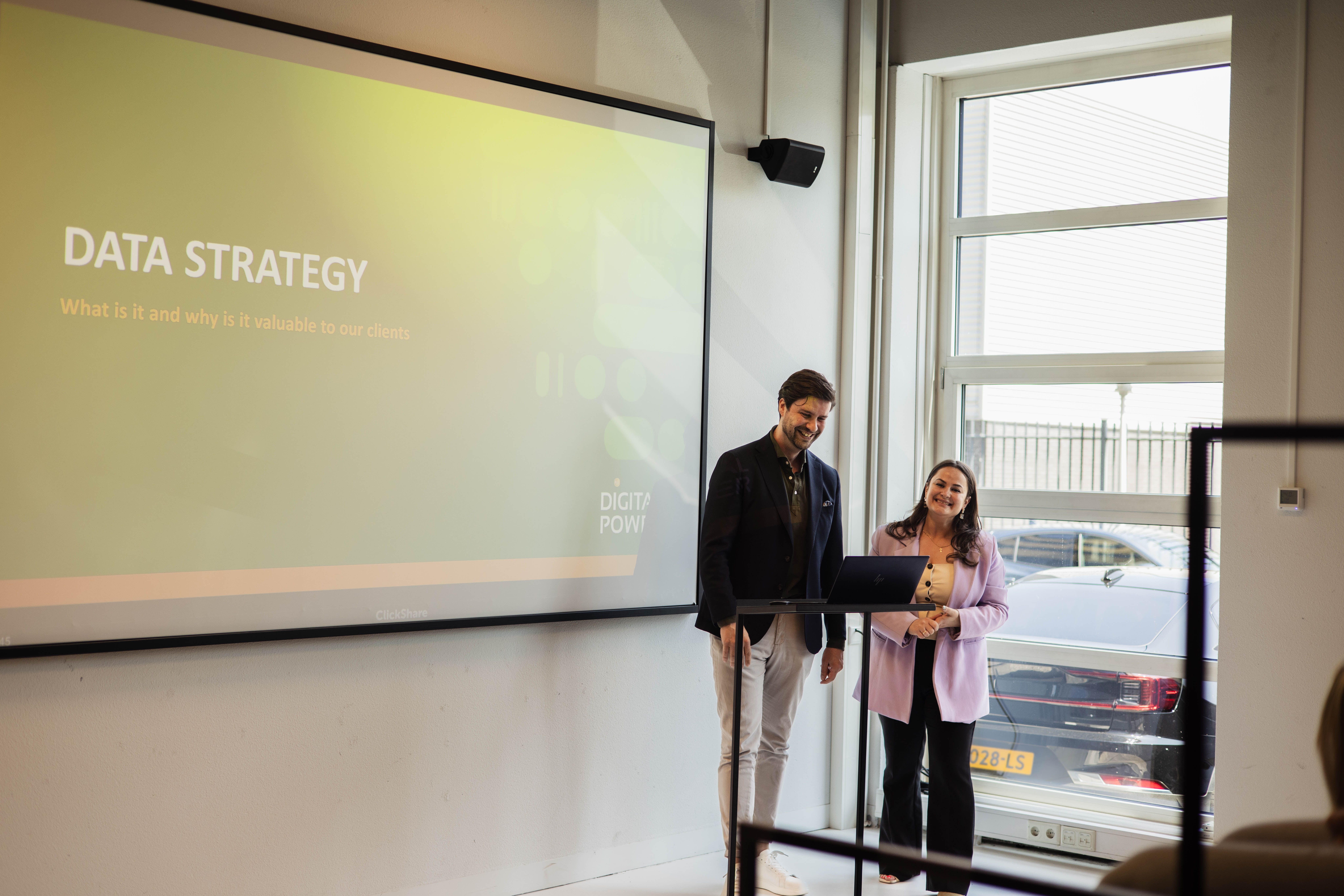 Een presentatie op kantoor Amsterdam bij de tribune