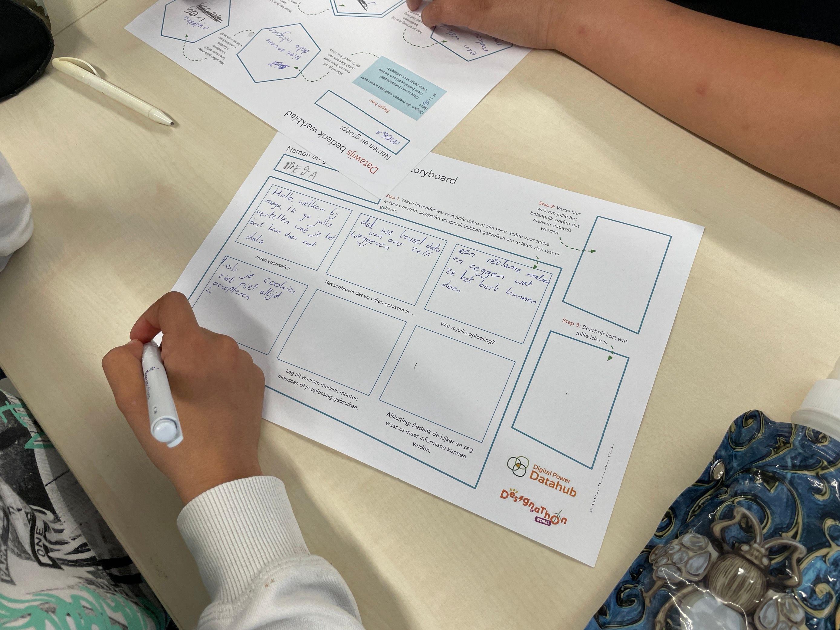 kinderen doen een oefening over data
