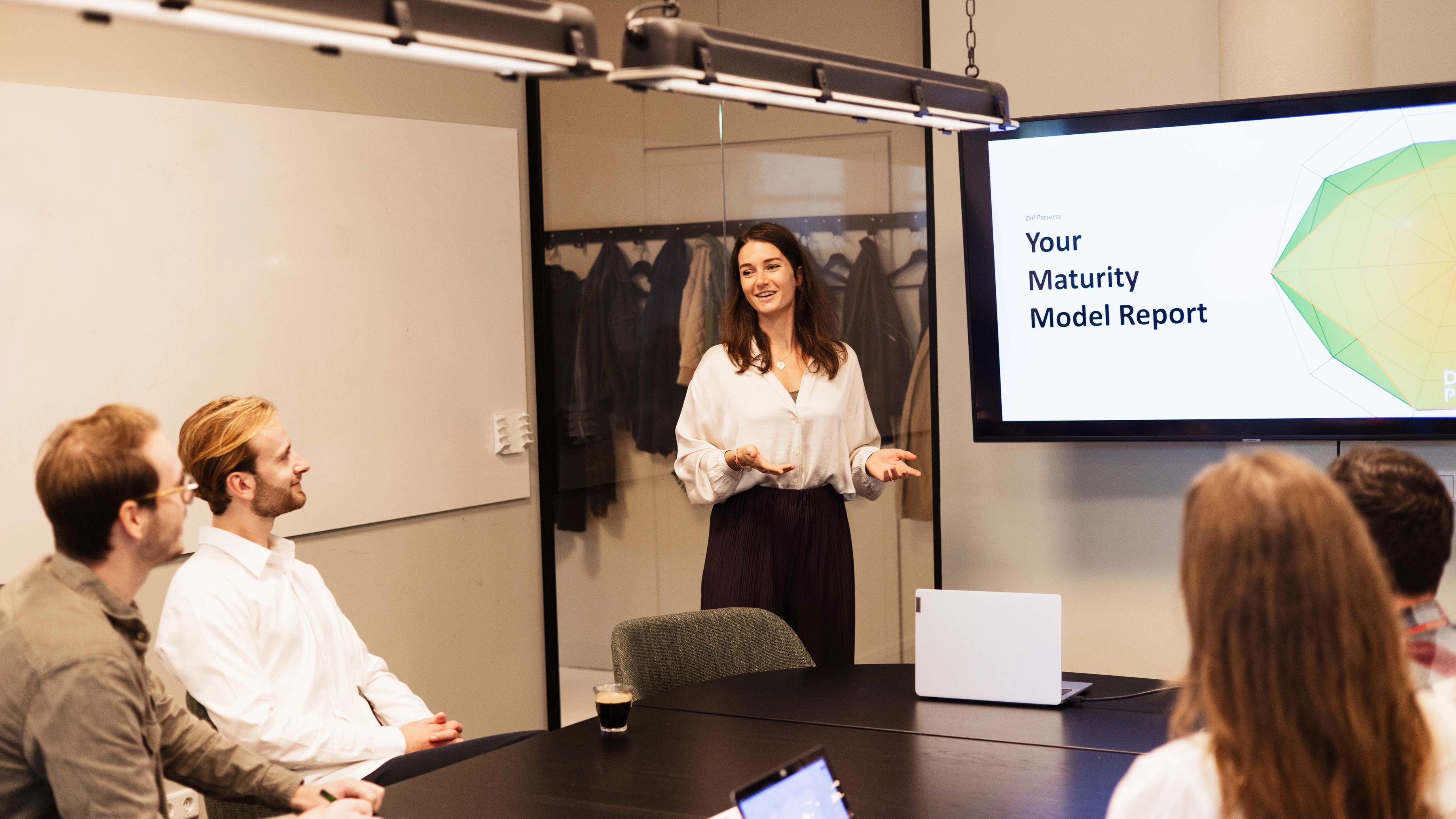 een strategy & transformation consultant die een data maturity rapport presenteert