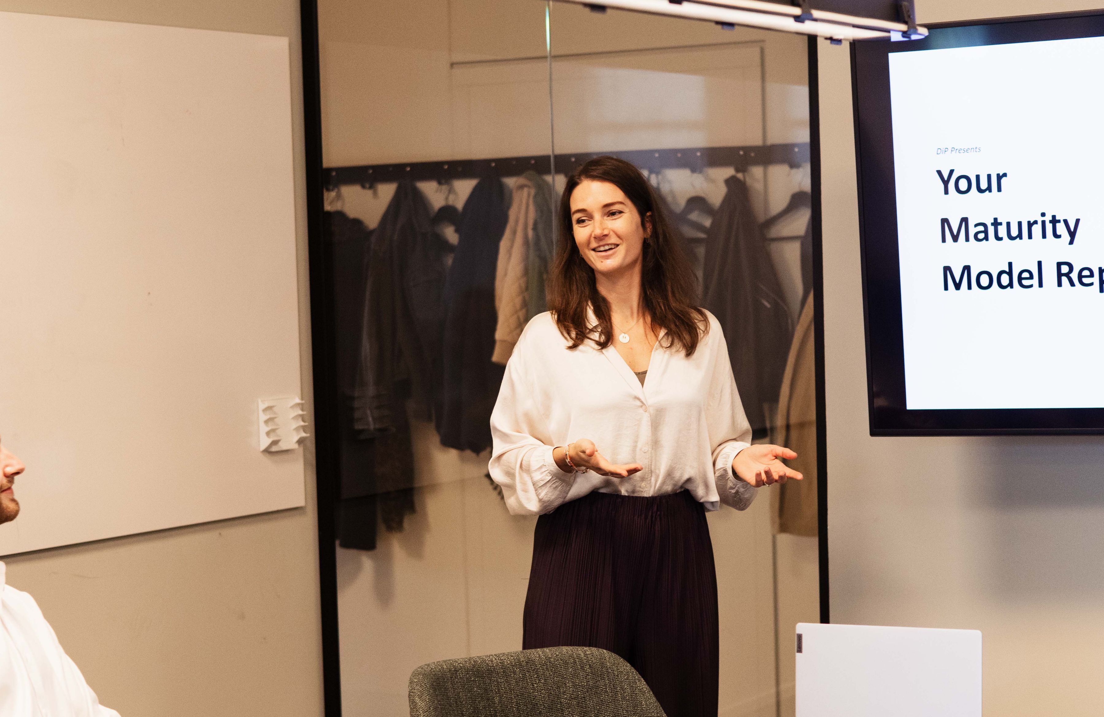 strategy & transformation consultant die een presentatie geeft aan een groep stakeholders