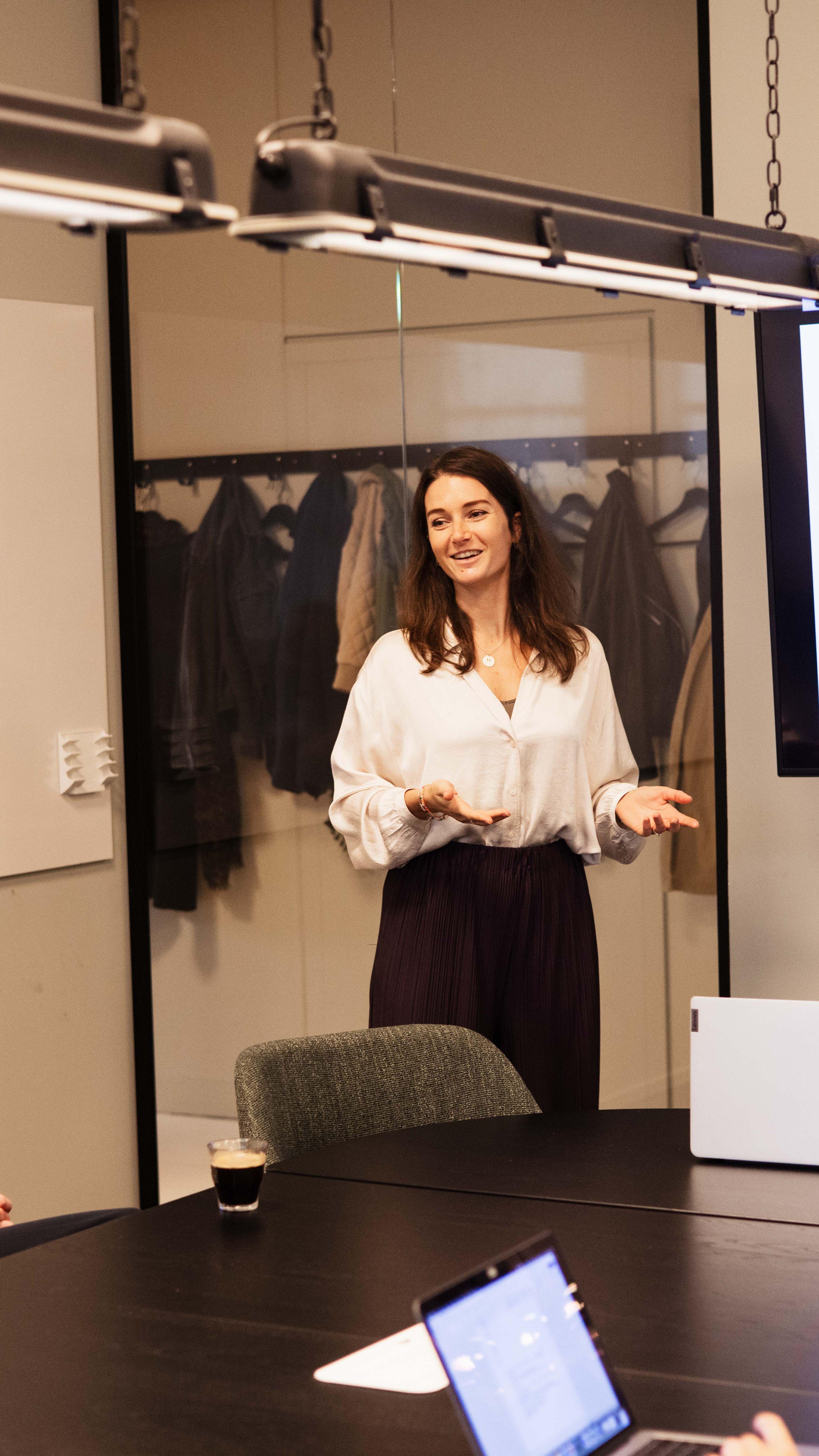 een strategy & transformation consultant die een data maturity rapport presenteert