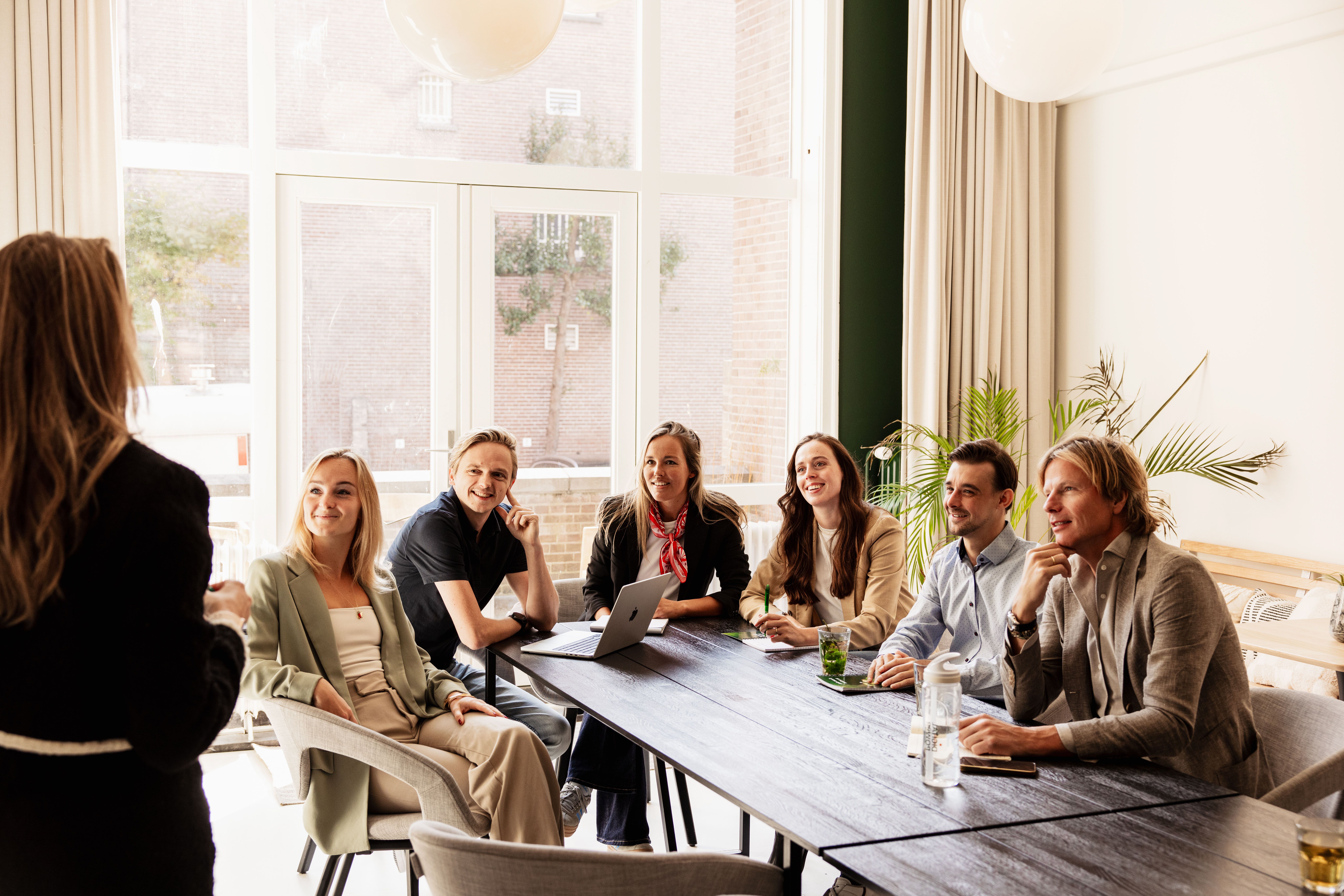consultants in gesprek over een datastrategie werkboek