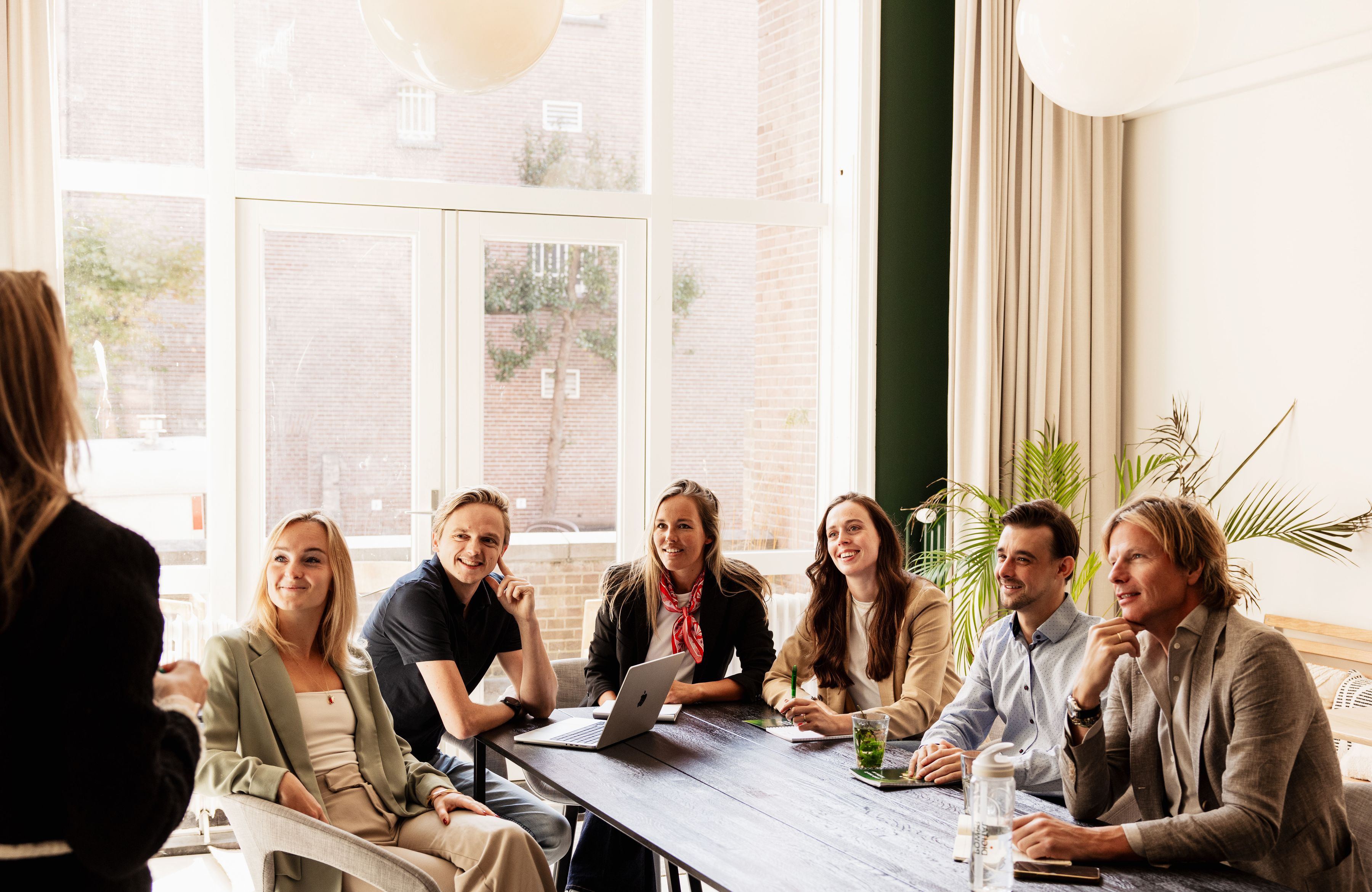 consultants in gesprek over een datastrategie werkboek