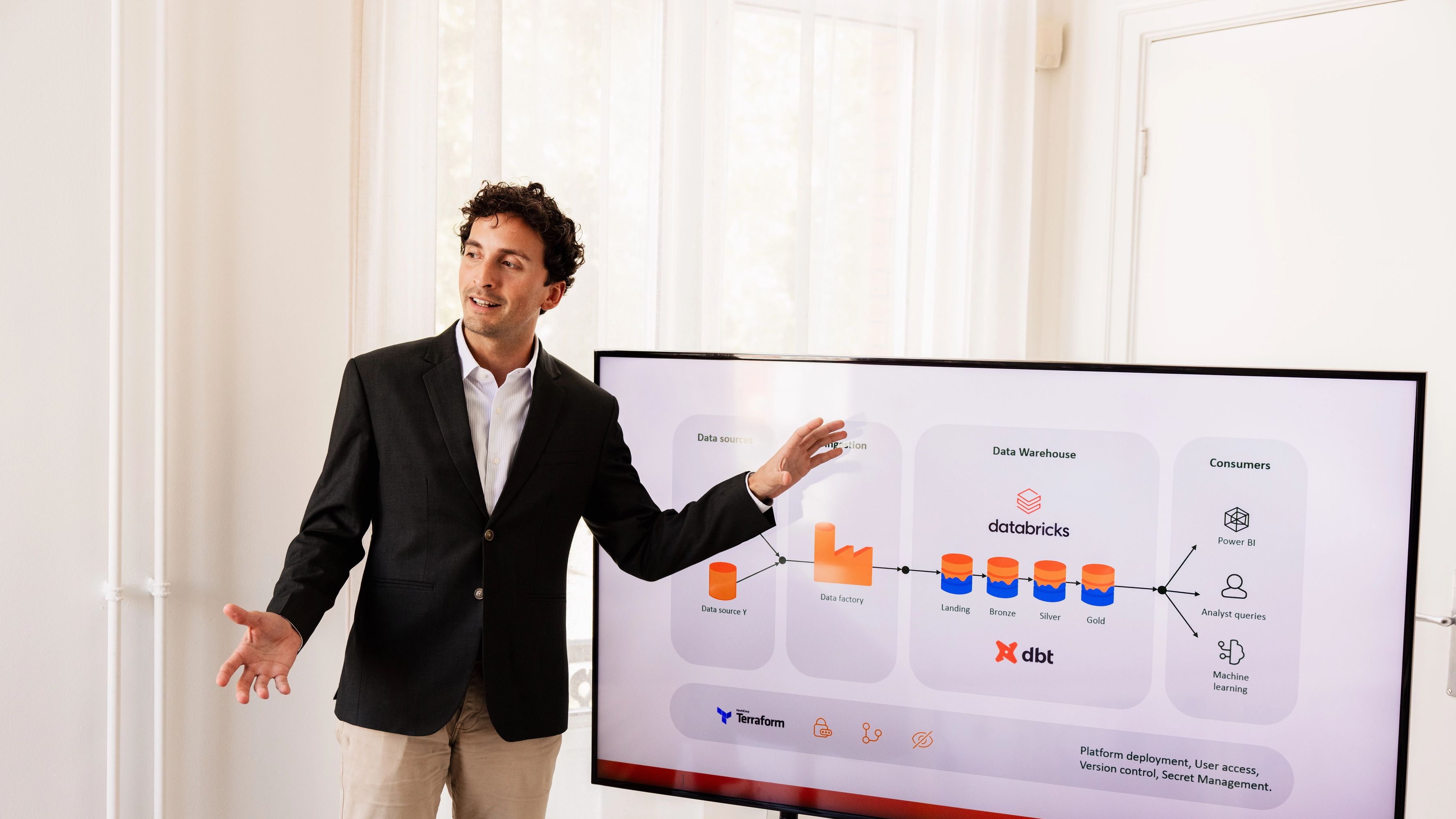 Data Engineer legt iets uit