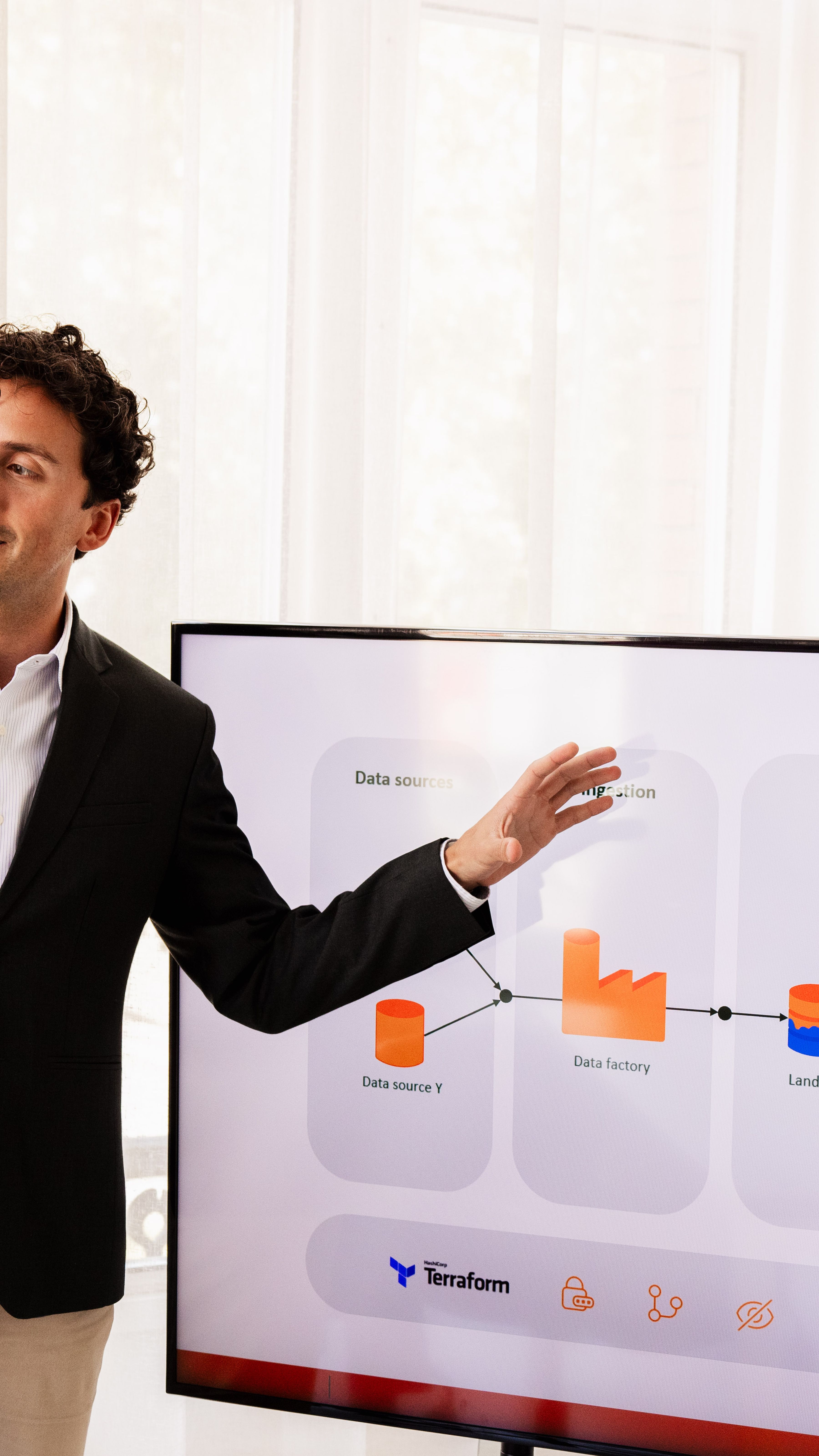Data Engineer legt iets uit