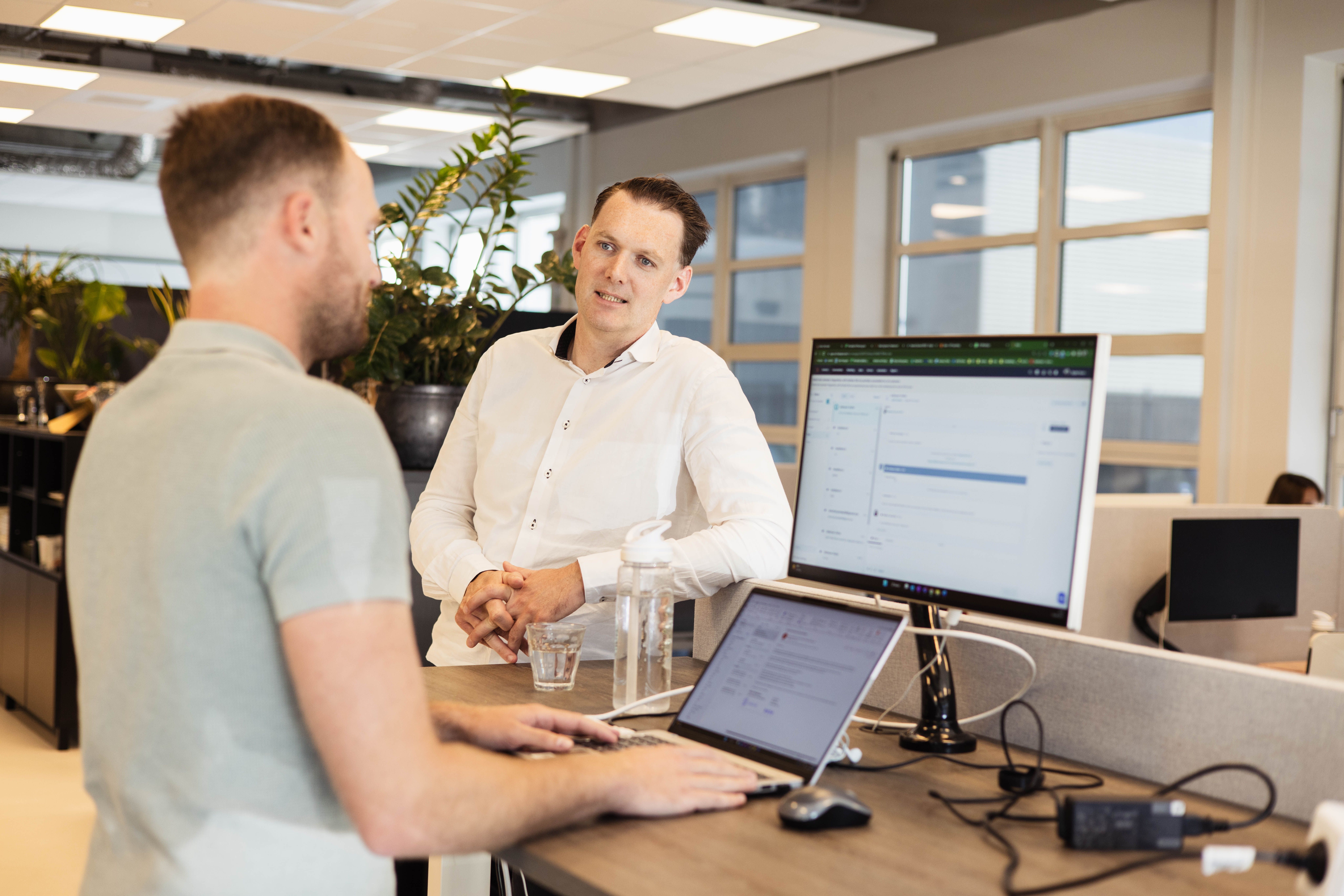 Collega's samen aan het werk