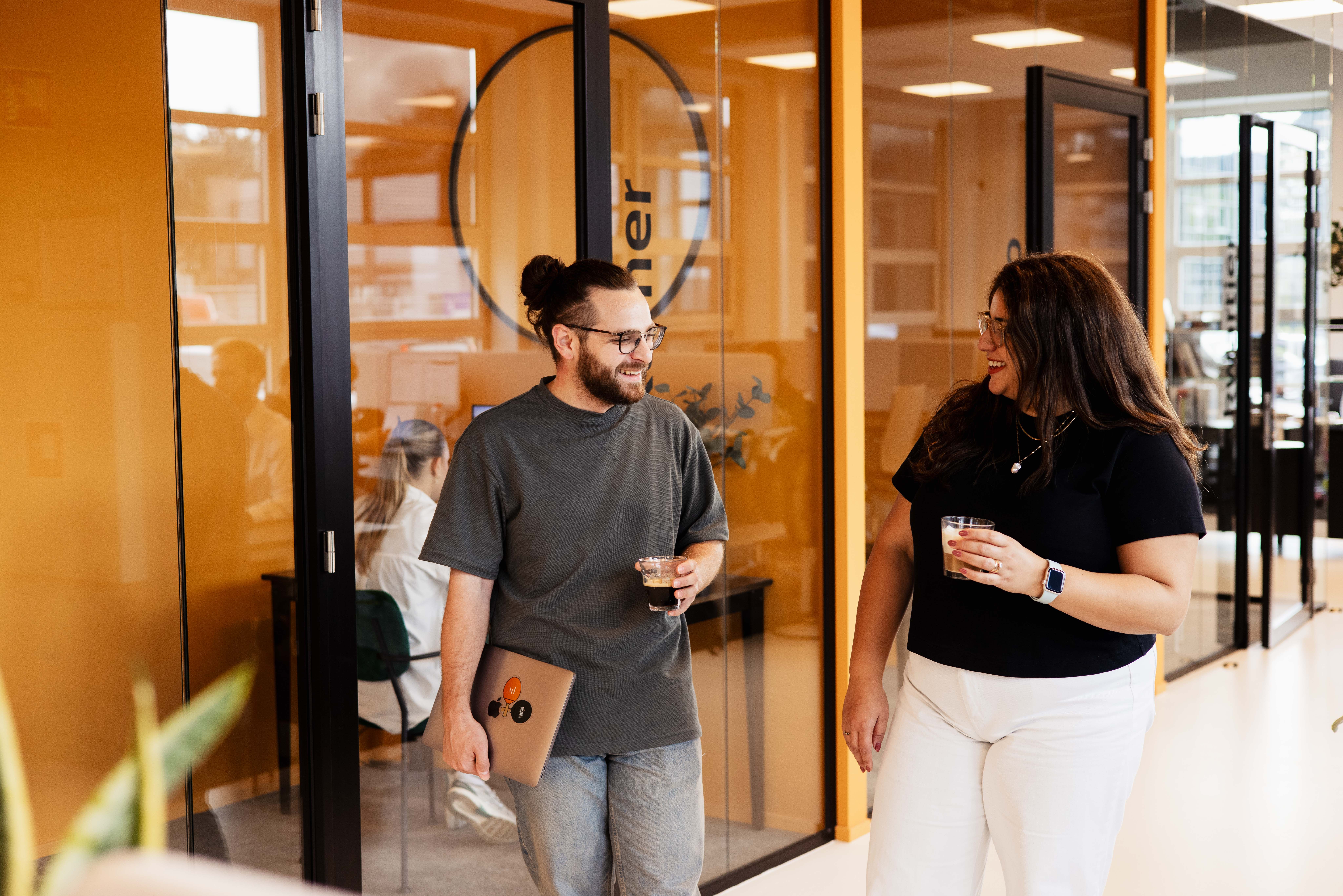 Twee collega's pratend over de webinar