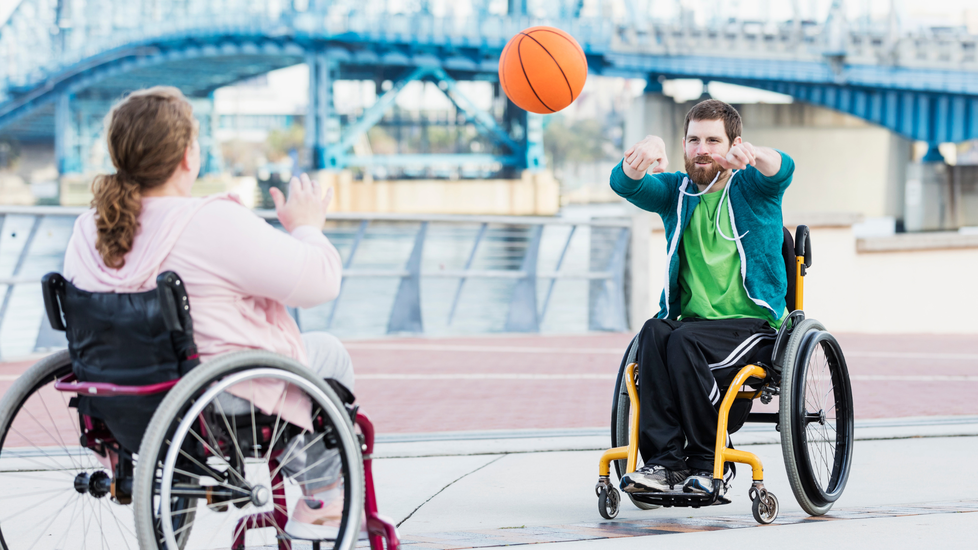 mensen met een beperking spelen basketbal