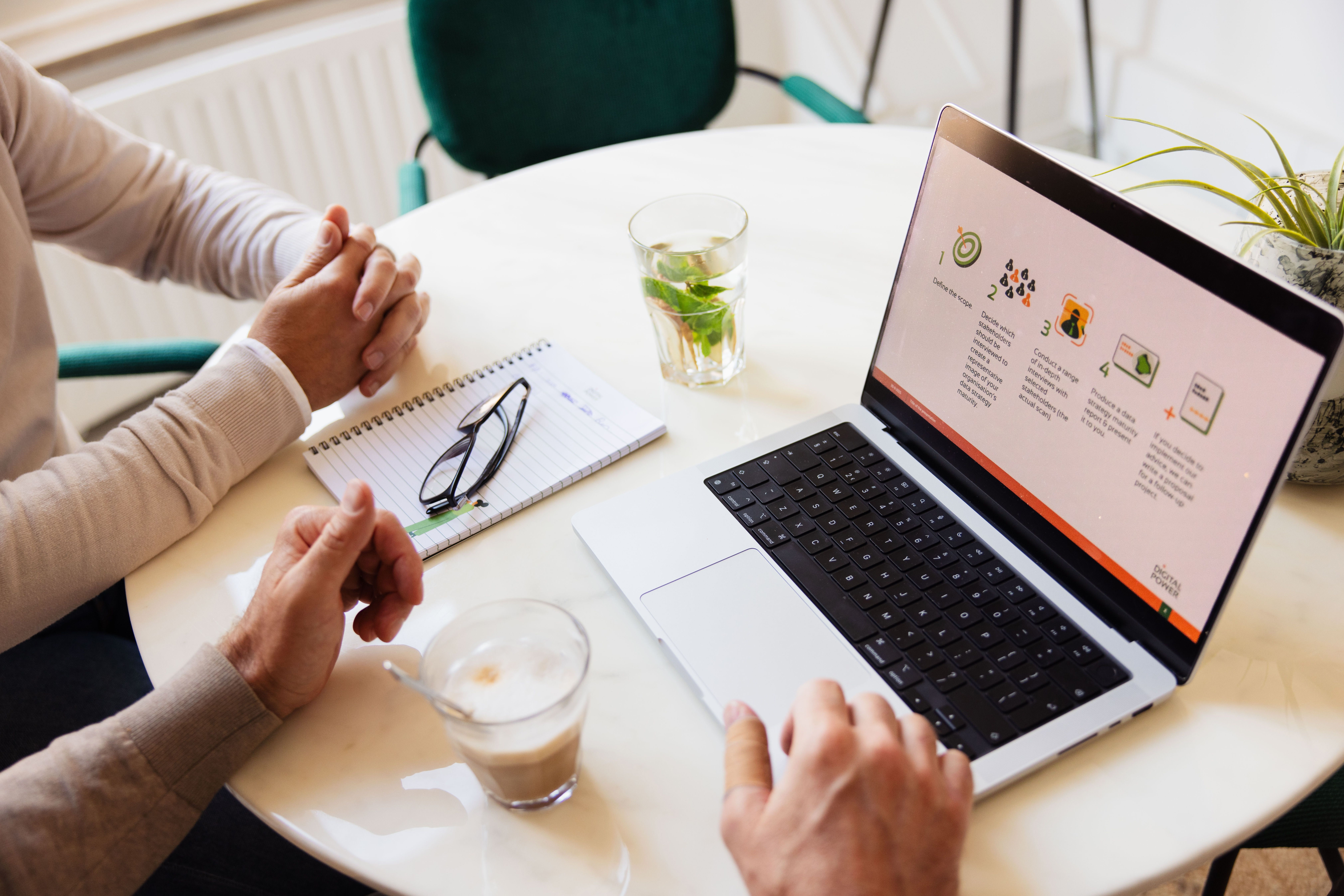 onderzoeksconsultants in gesprek met elkaar