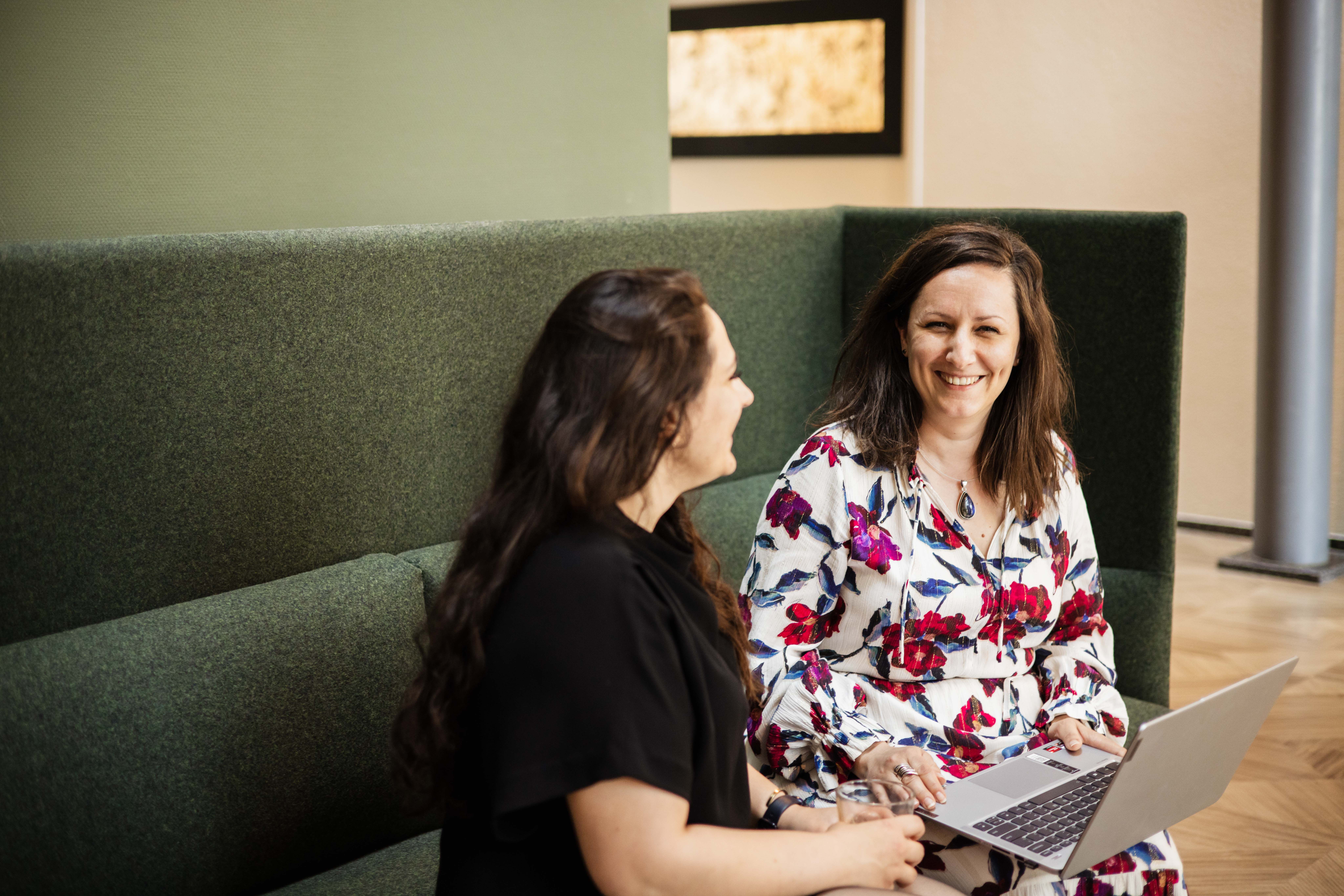 Team Lead Andana praat met een collega
