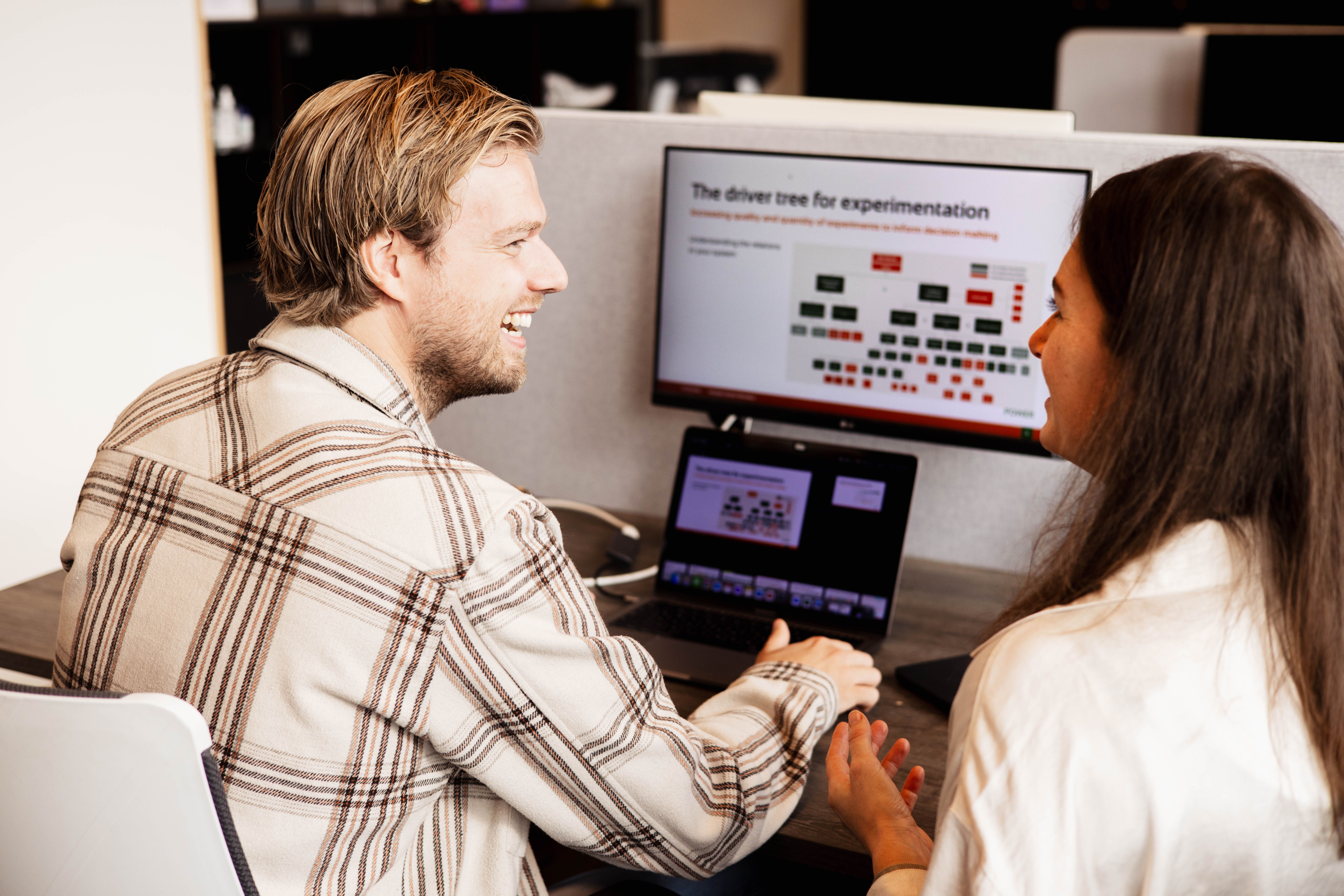 consultants in gesprek over de driver tree for experimentation