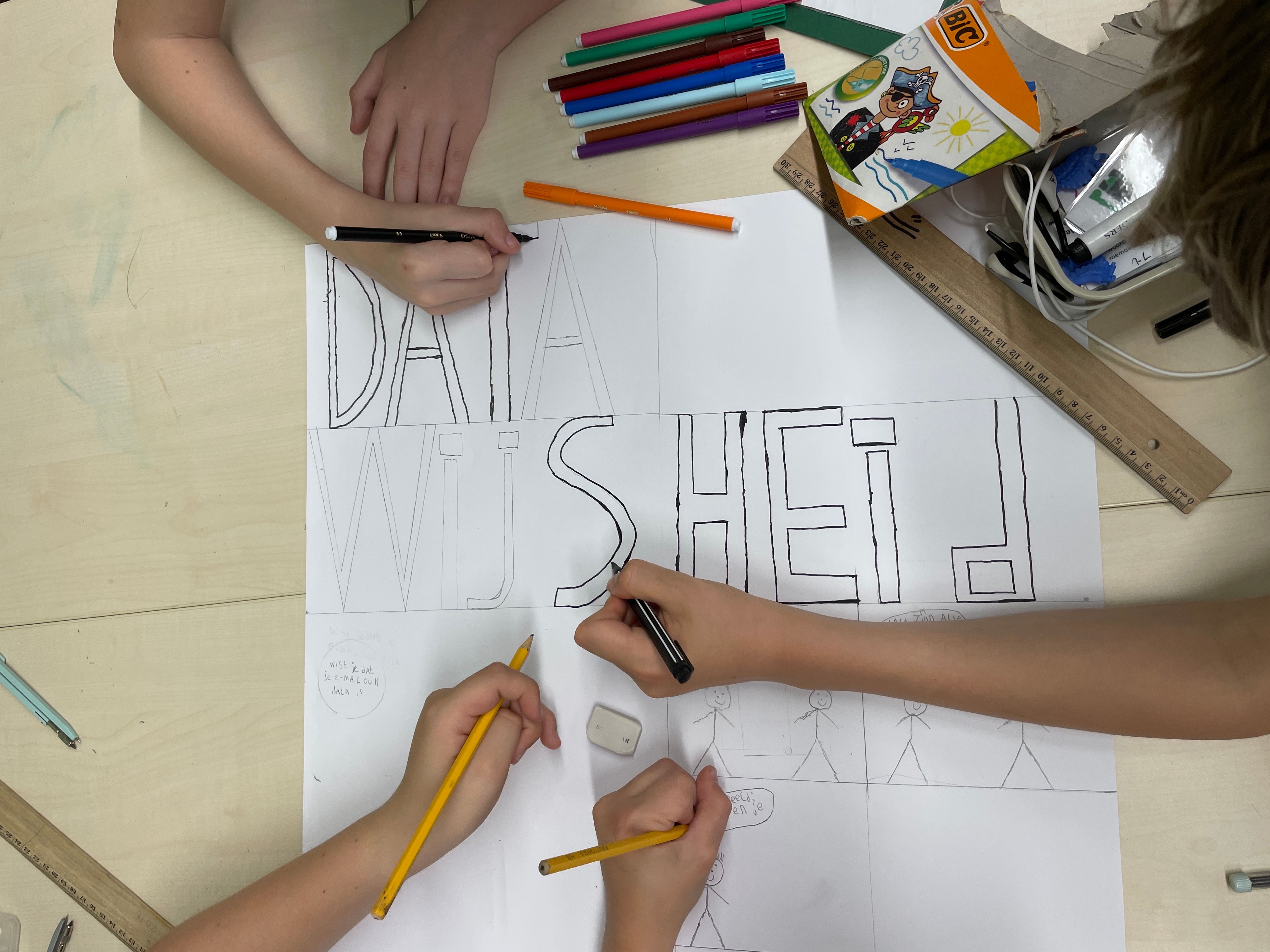 kinderen tekenen een datawijsheid poster