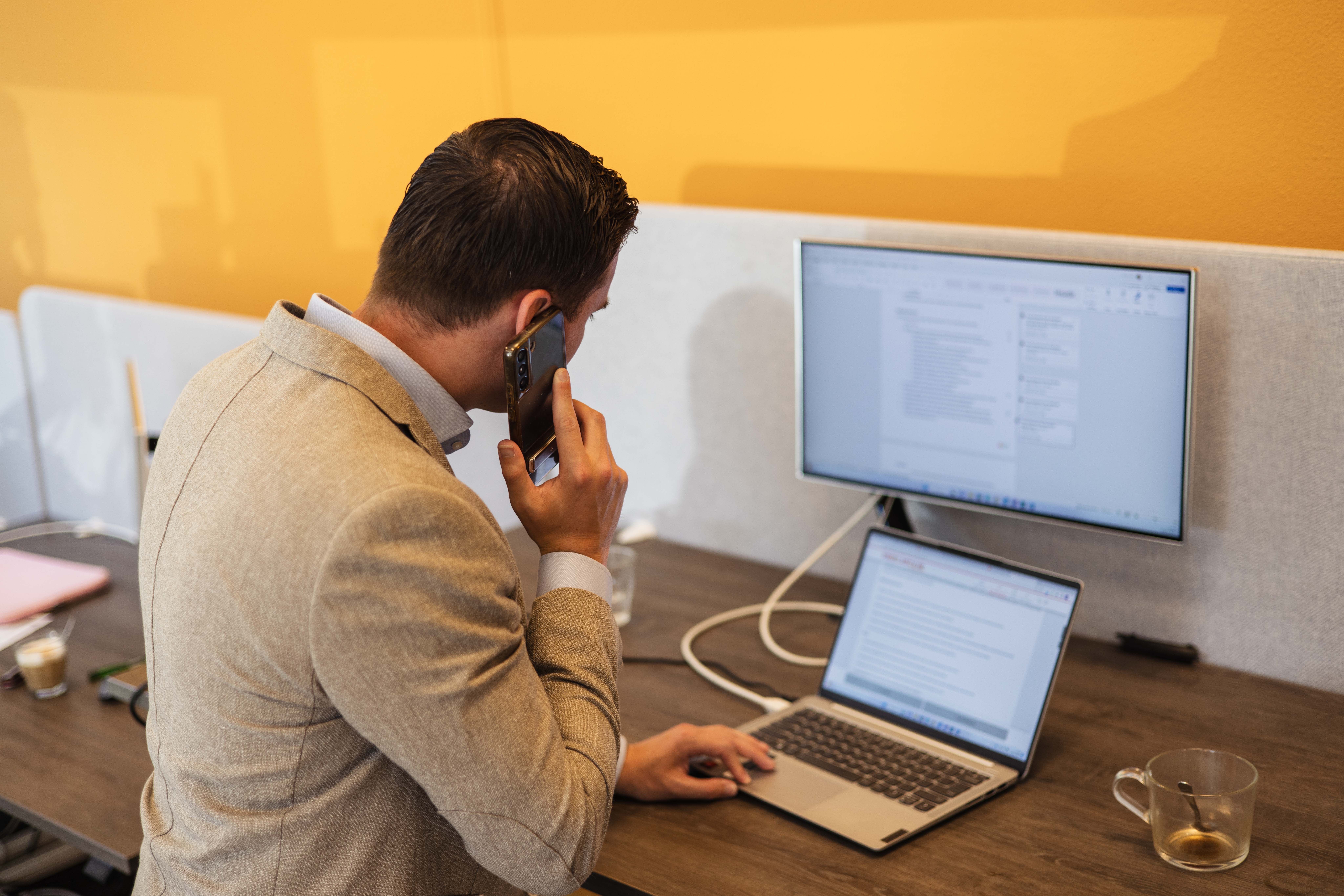accountmanager aan het bellen