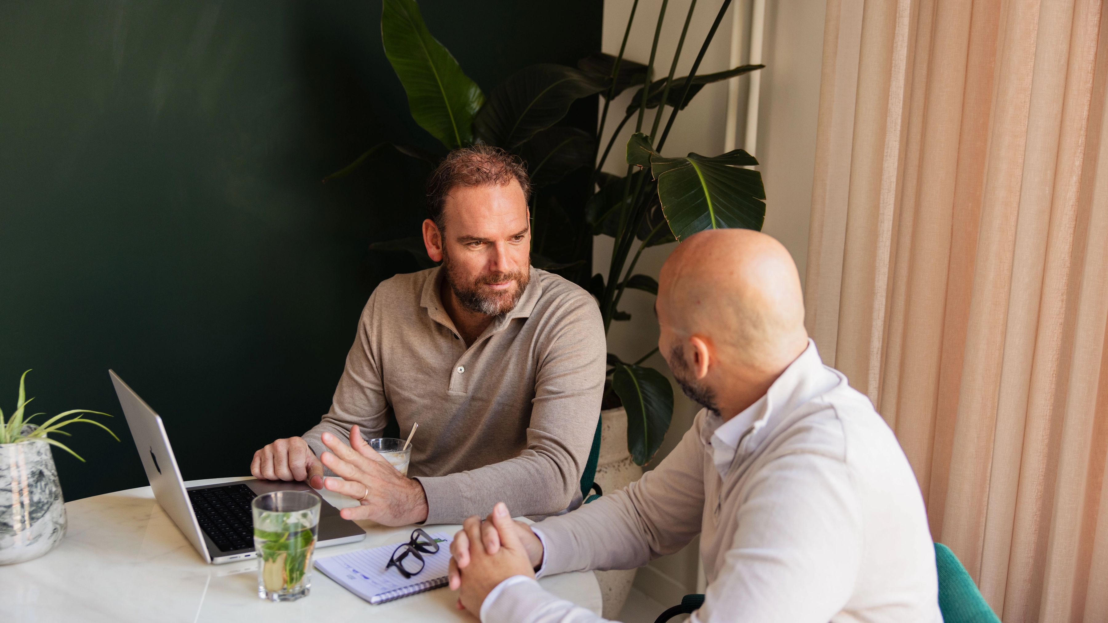 data architect in gesprek met een stakeholder
