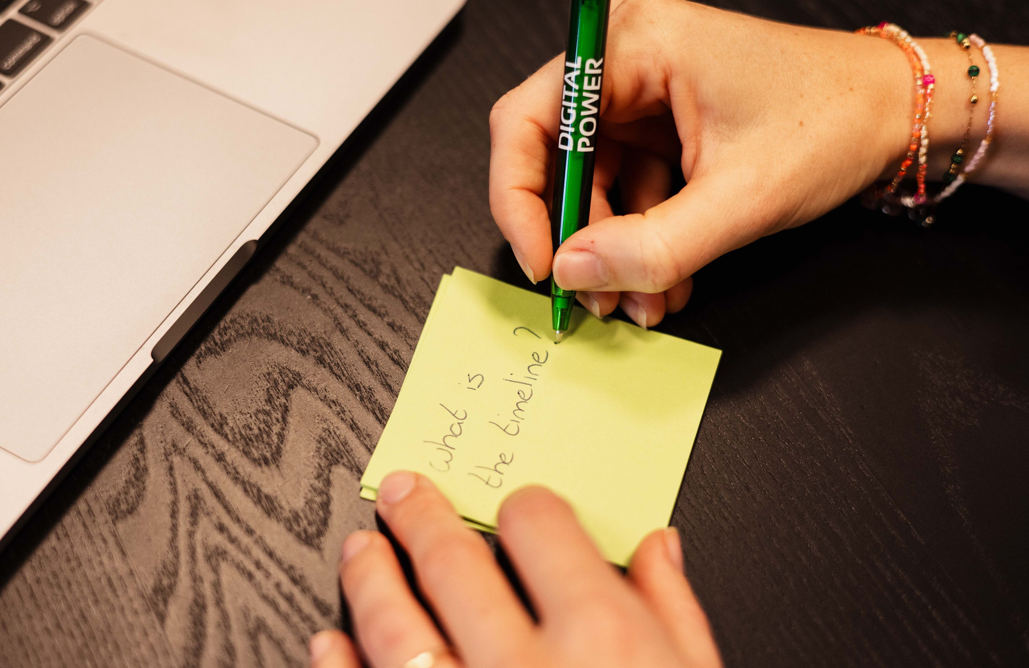 post-it geschreven door een product owner of projectmanager