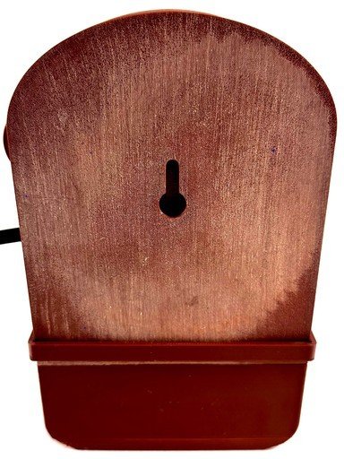 Keyhole slot on the back