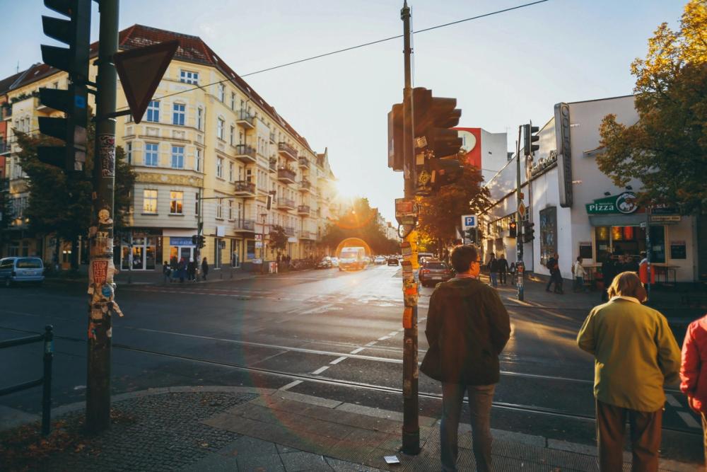 Straßenkreuzung mit lokalen Geschäften