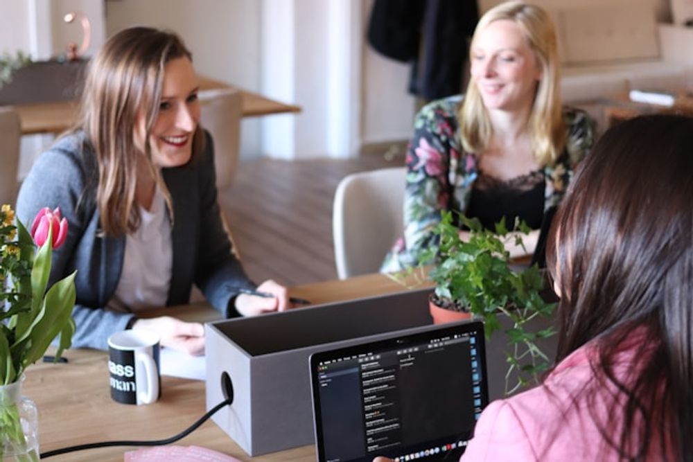 Frauen am Tisch unterhalten sich