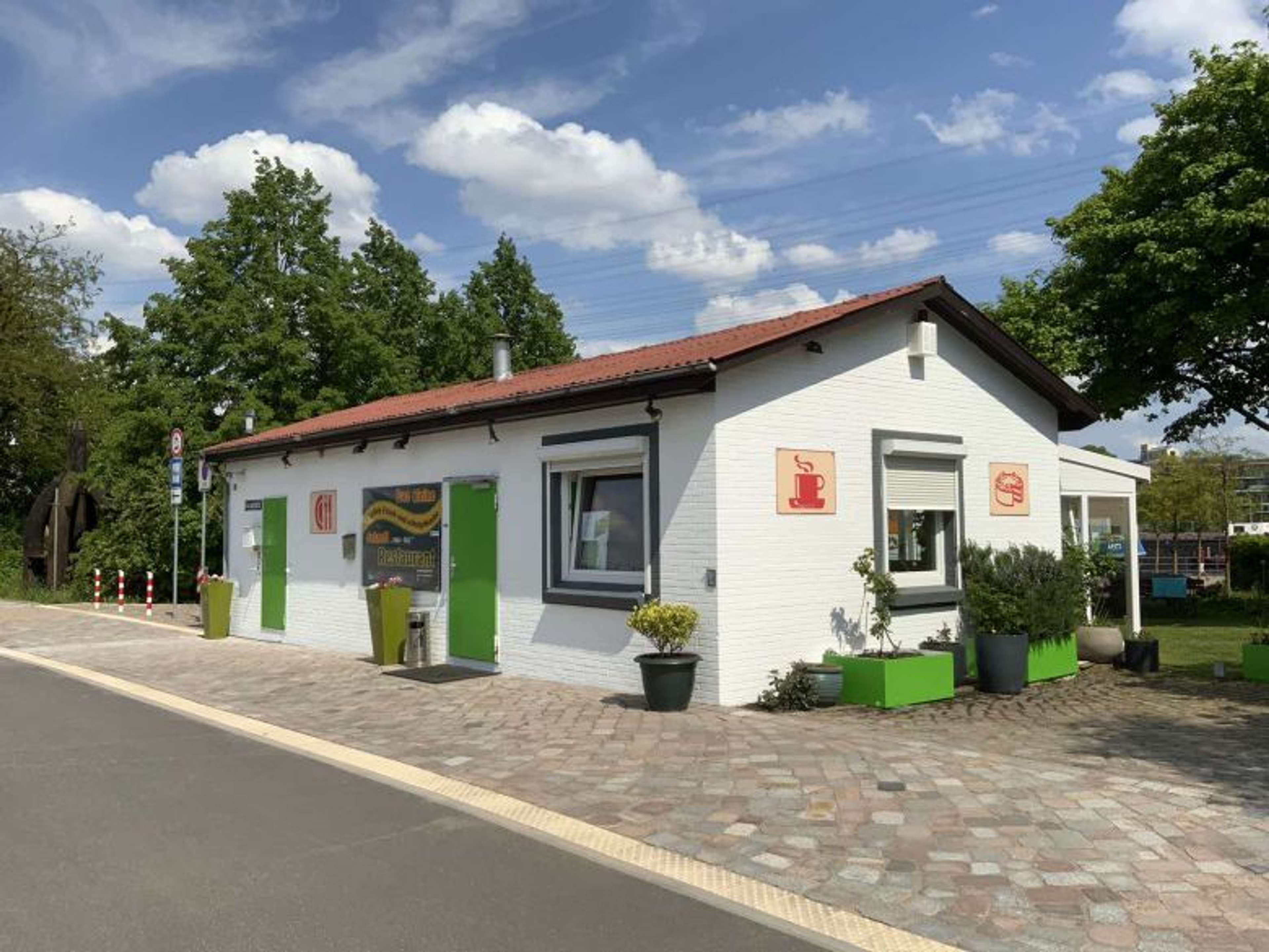 Außenansicht des Restaurants Von Bis im Sommer