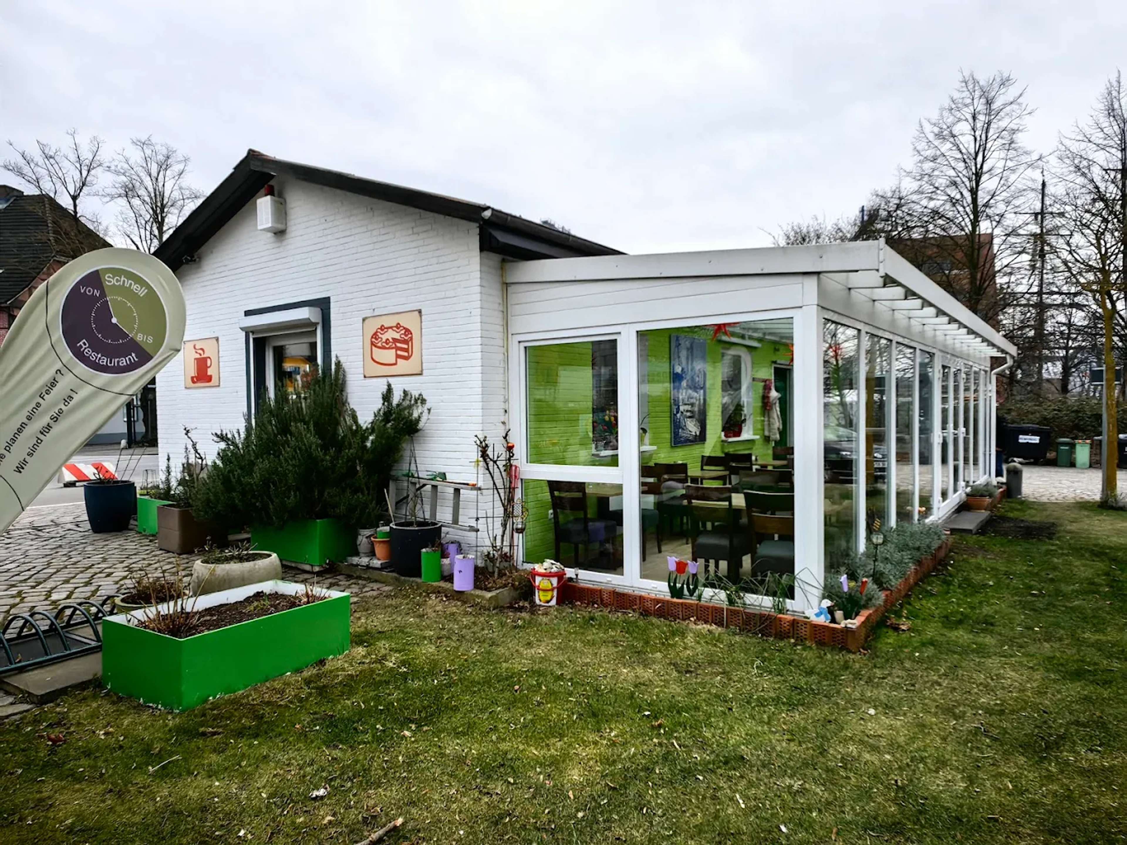 Außenansicht des Restaurants Von Bis im Winter