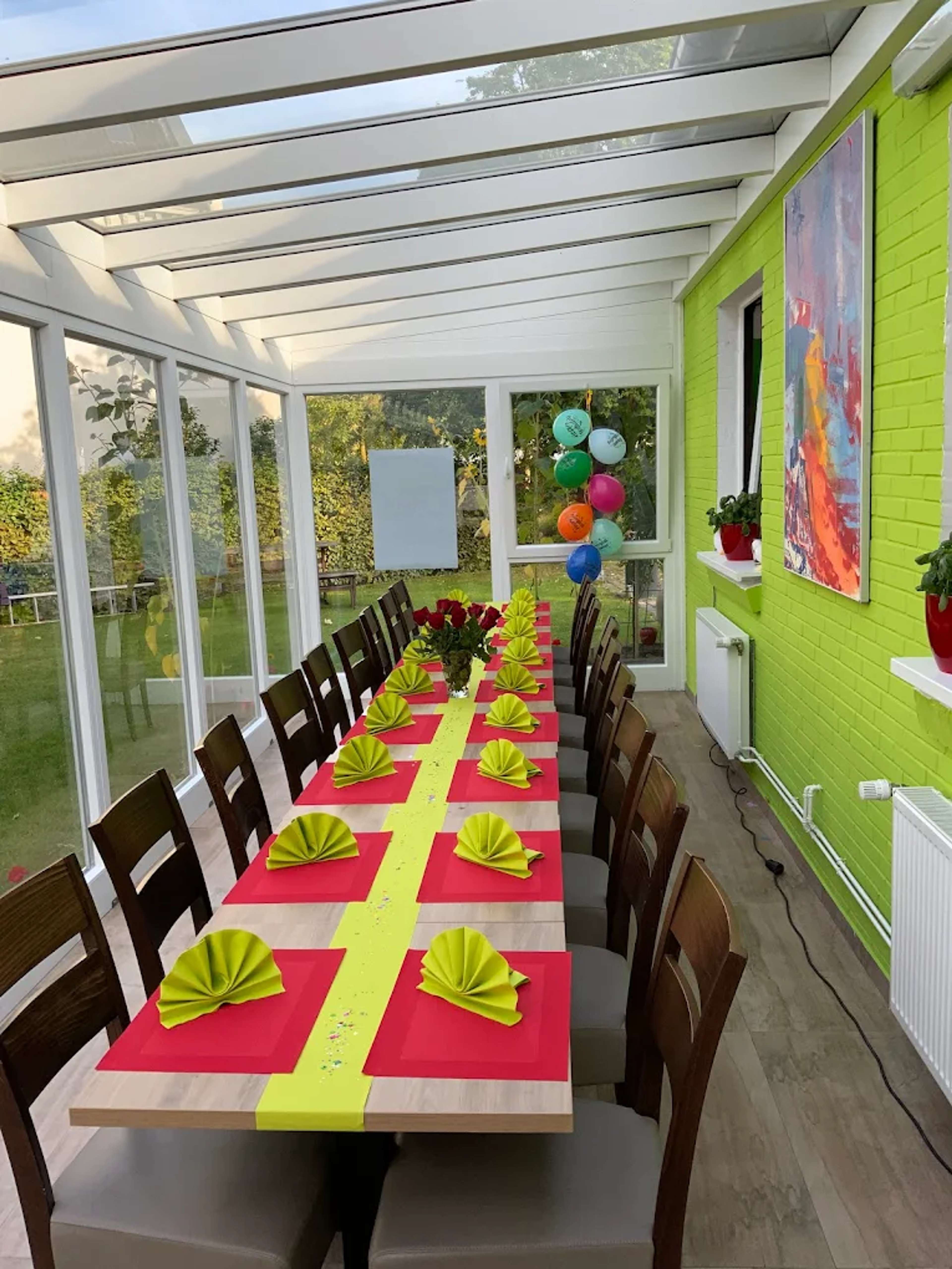 Festlich vorbereiteter Wintergarten für eine Feier