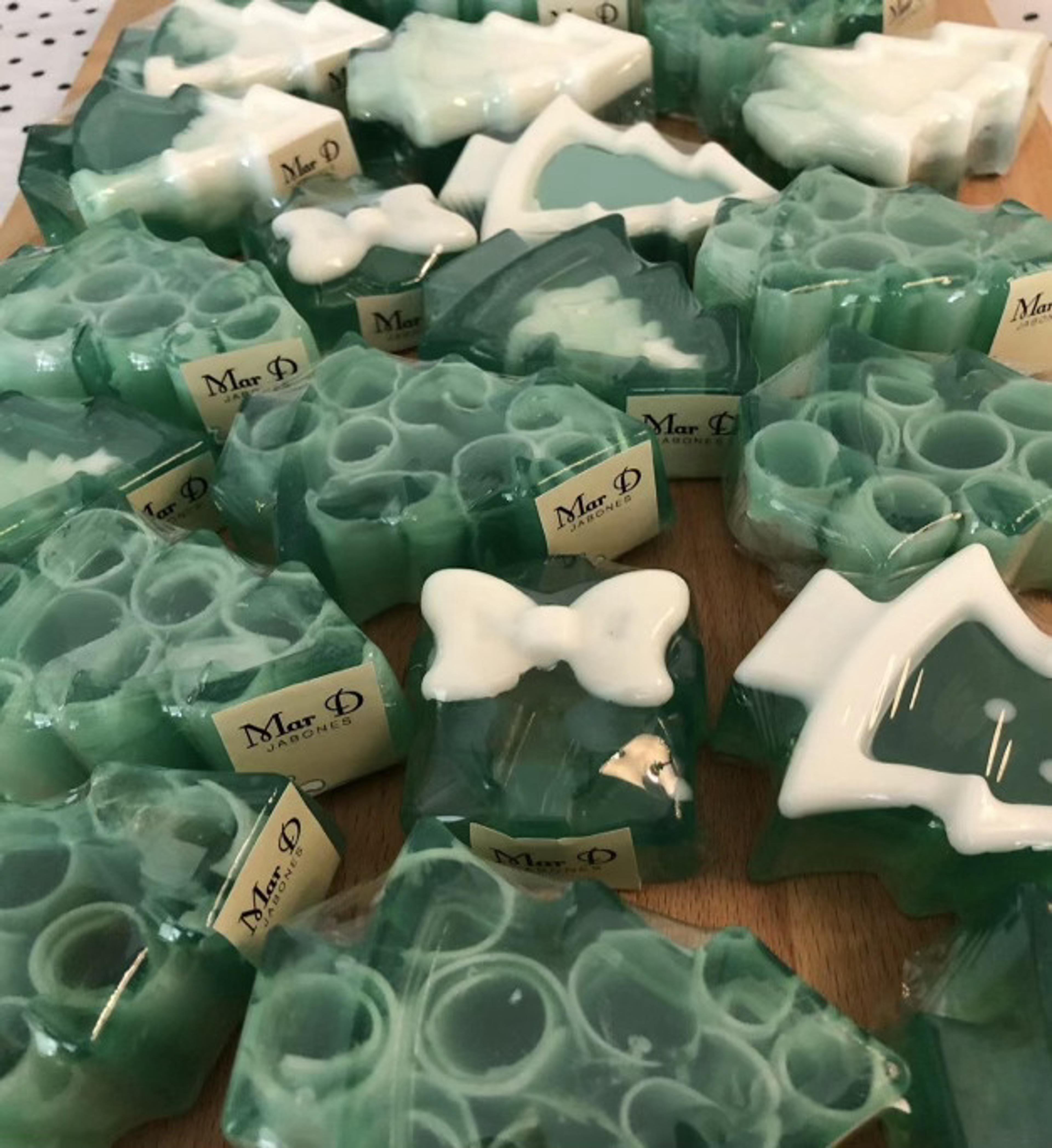 Árboles navideños verdes envueltos con etiqueta Mar D