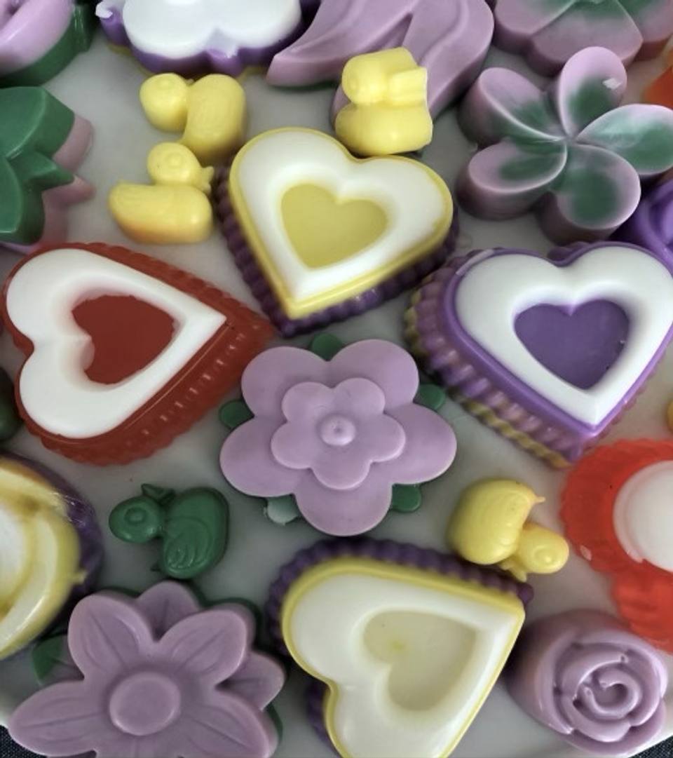 Corazones y flores de jabón en lila, amarillo y rojo