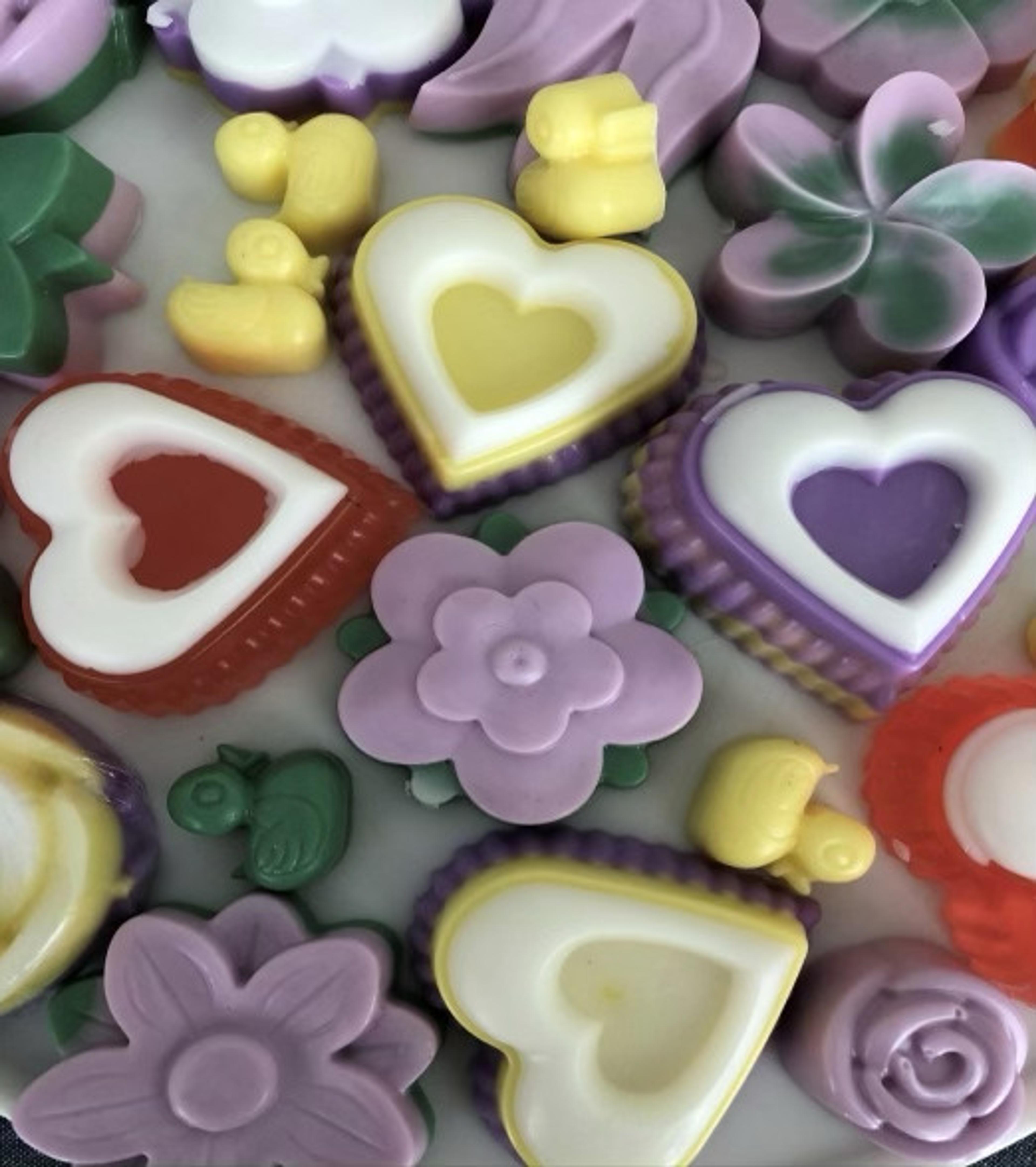 Corazones y flores de jabón en lila, amarillo y rojo