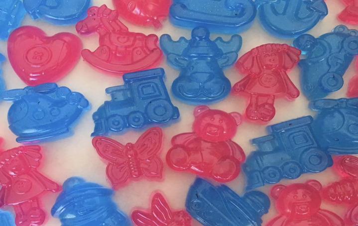 Jabones infantiles rosa y azul con forma de tren, osito, caballito y mariposa