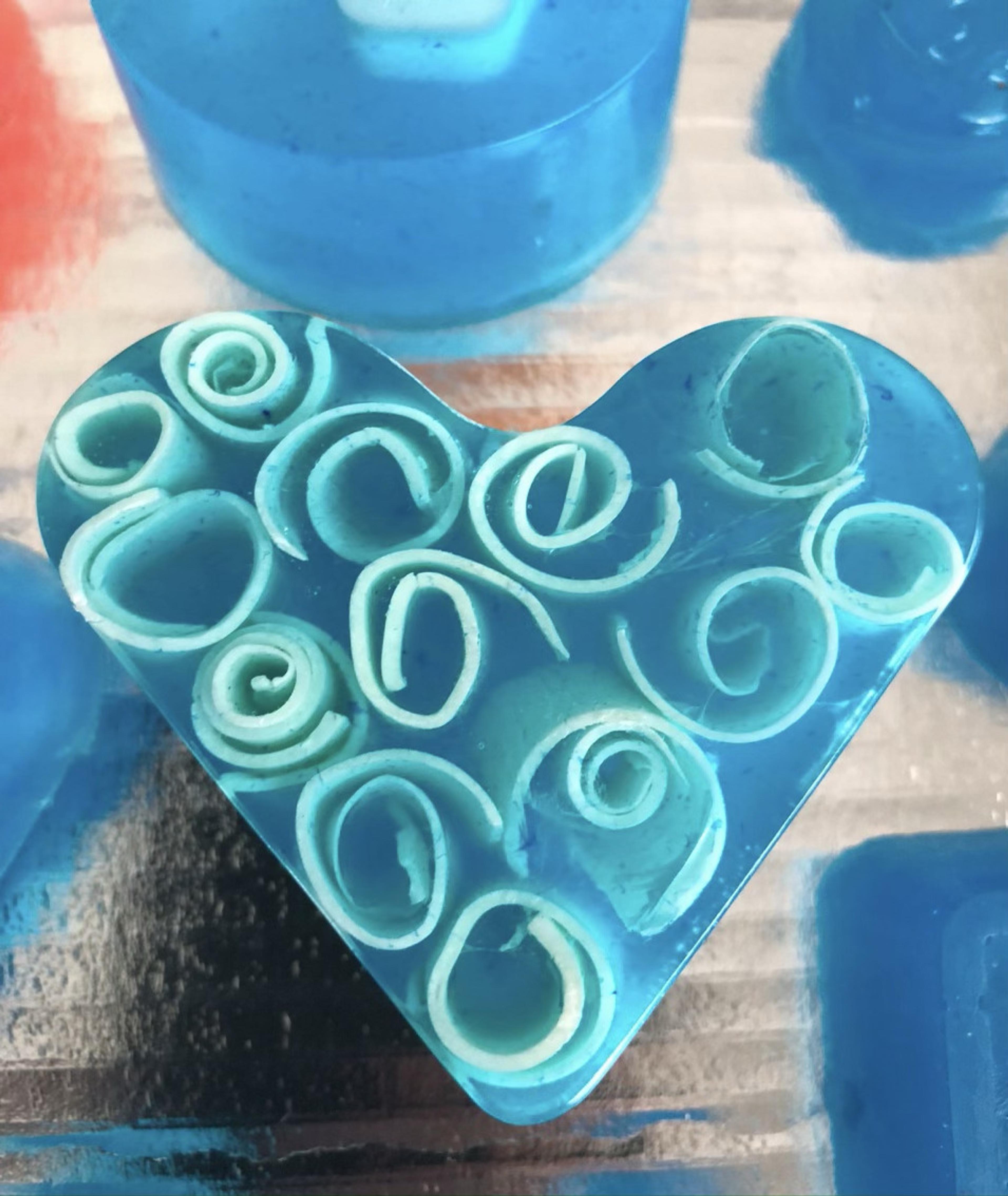 Corazón celeste translúcido con rulos de leche de cabra