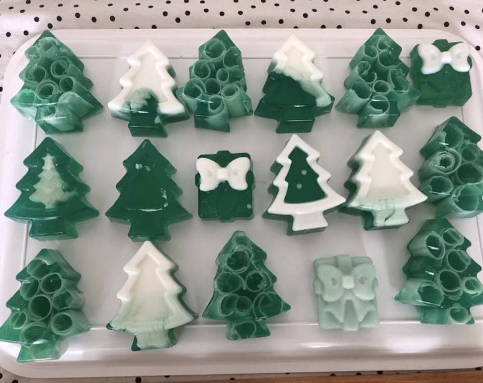 Bandeja de árboles navideños de jabón verdes y blancos