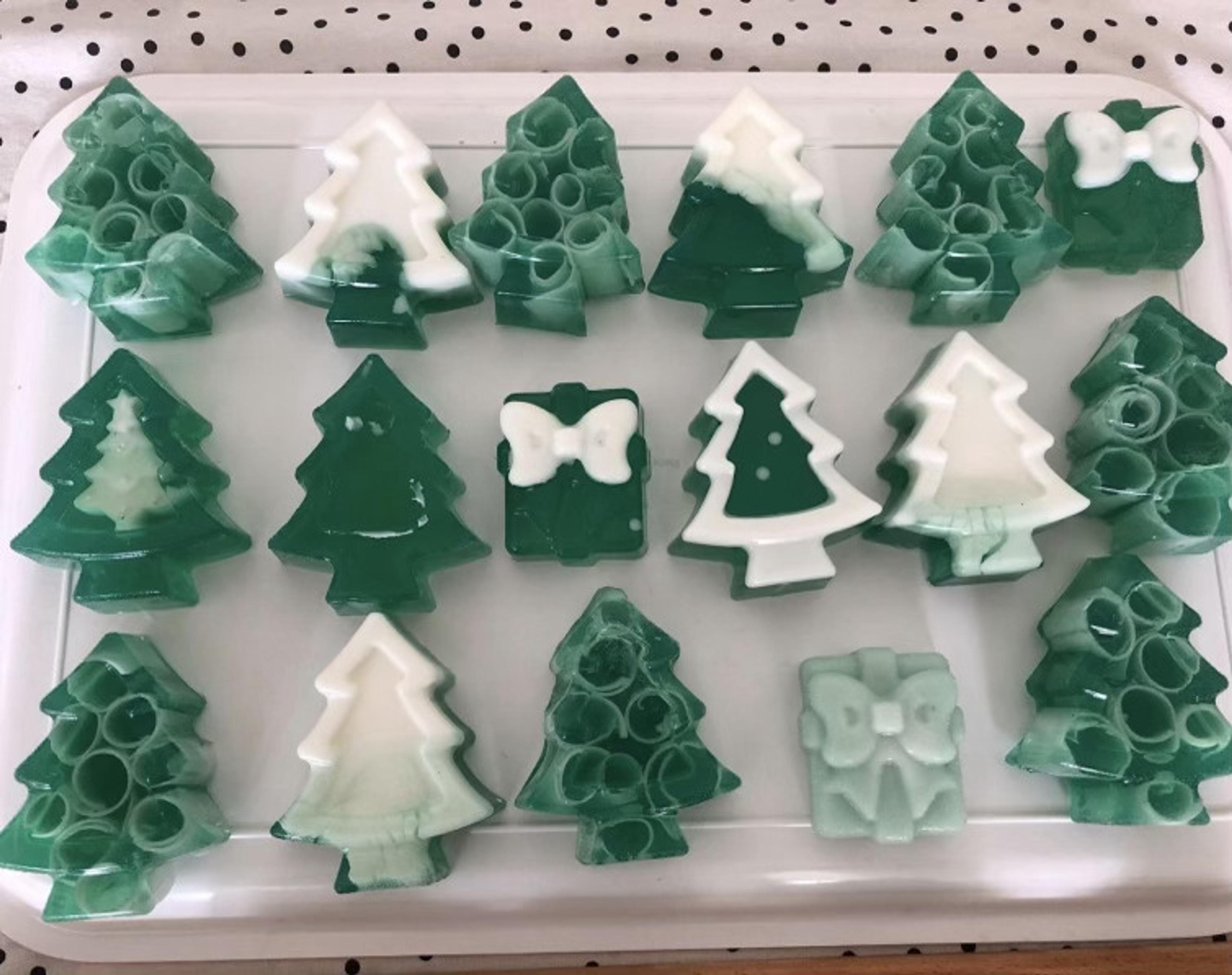 Árboles navideños de jabón verdes y blancos