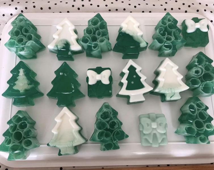 Bandeja de árboles navideños de jabón verdes y blancos