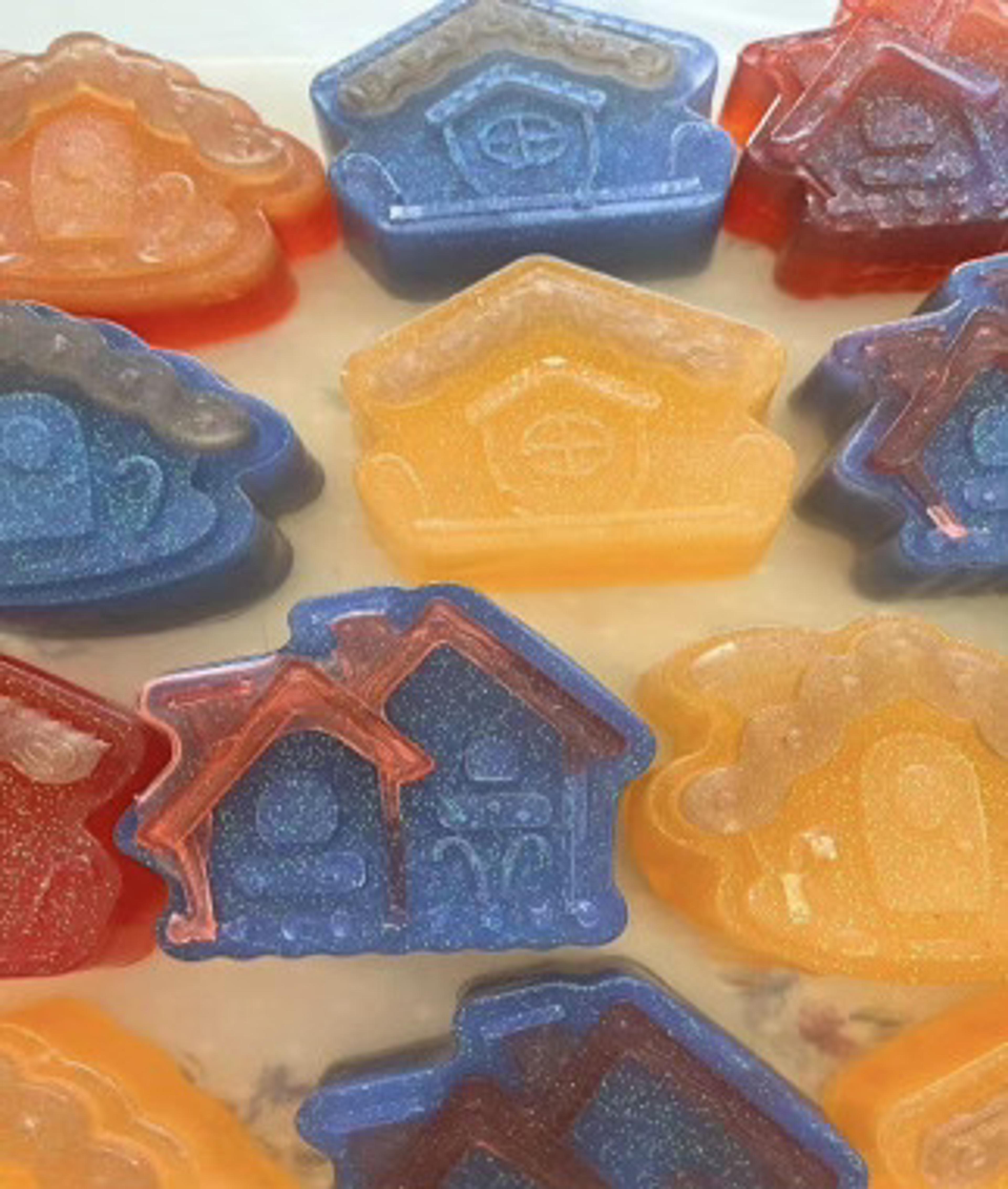 Jabones con forma de casita en azul, naranja y rojo