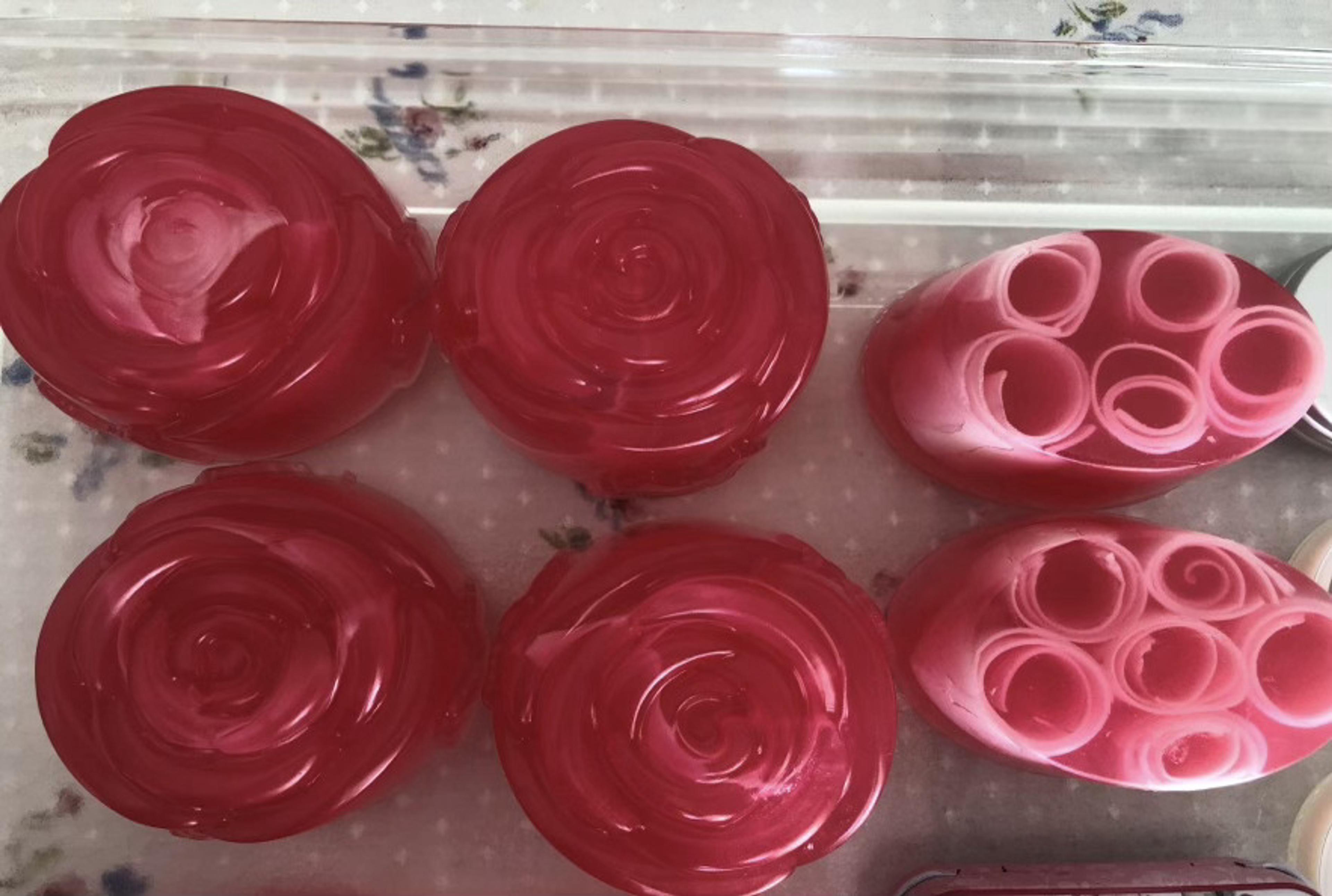 Rosas rojas y ovalados con rulos rosados