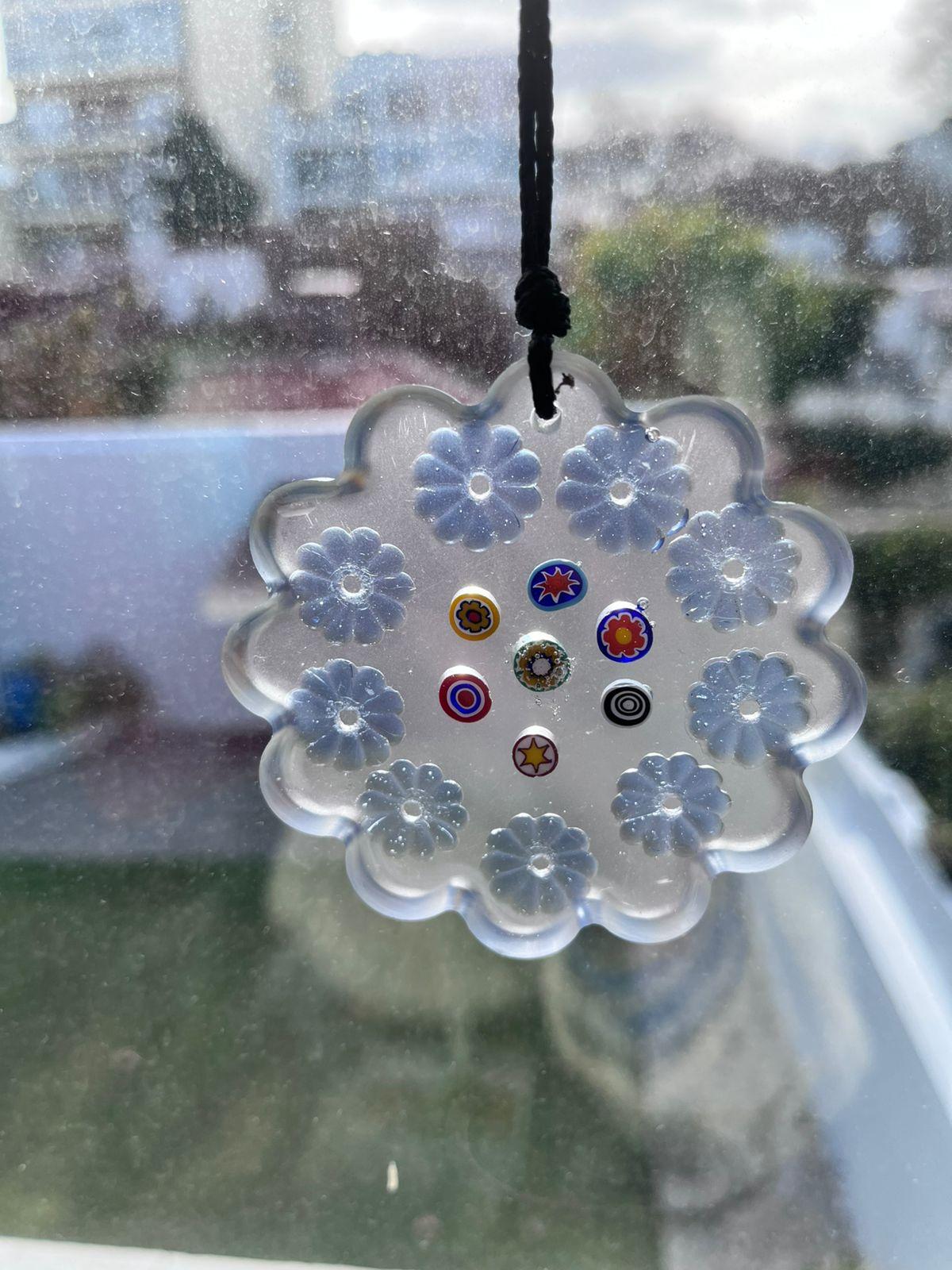 Atrapasol de resina con forma de flor, flores celestes y murrinas de colores