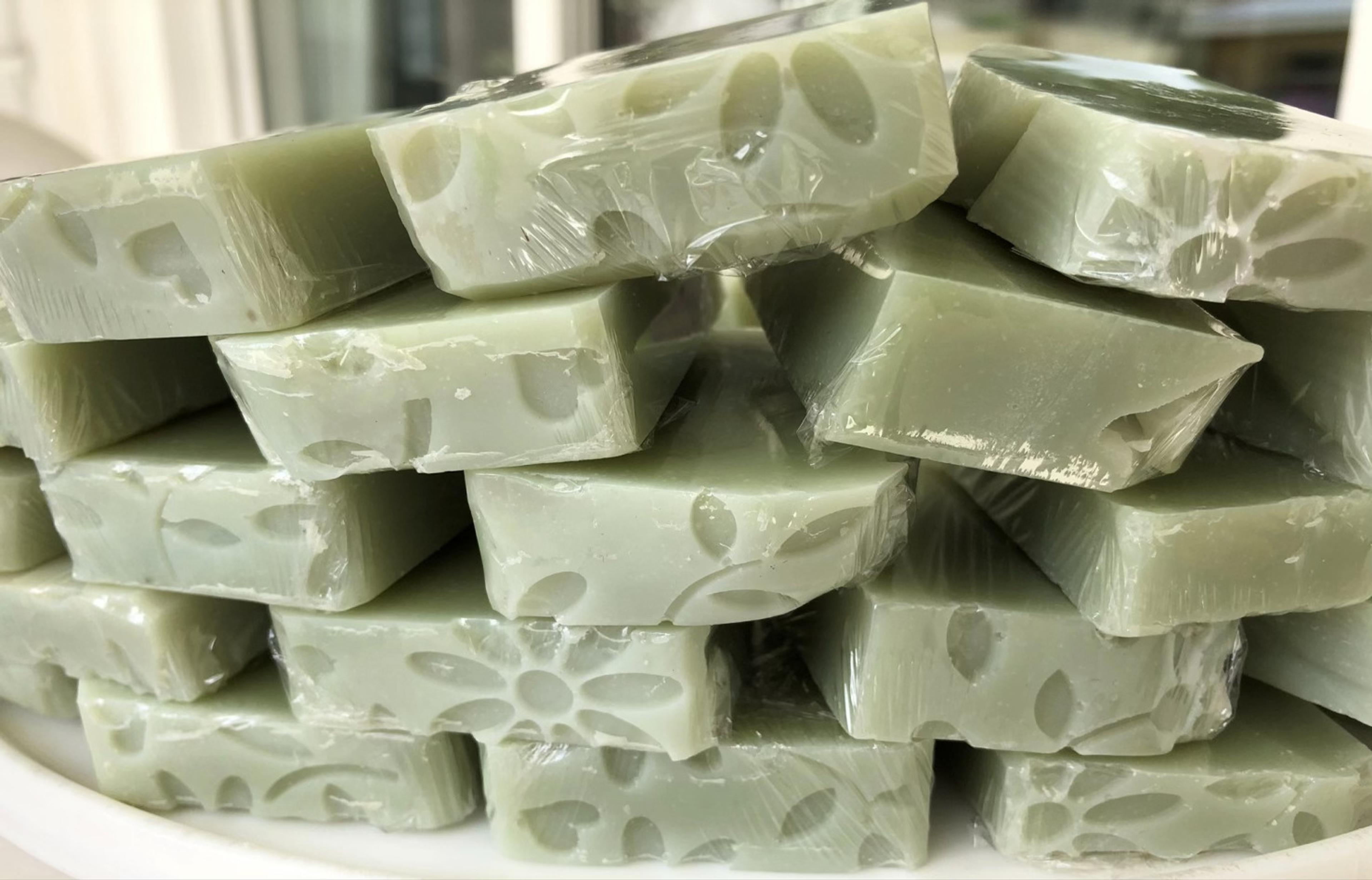 Jabones de Alepo verdes apilados con relieve de hojas