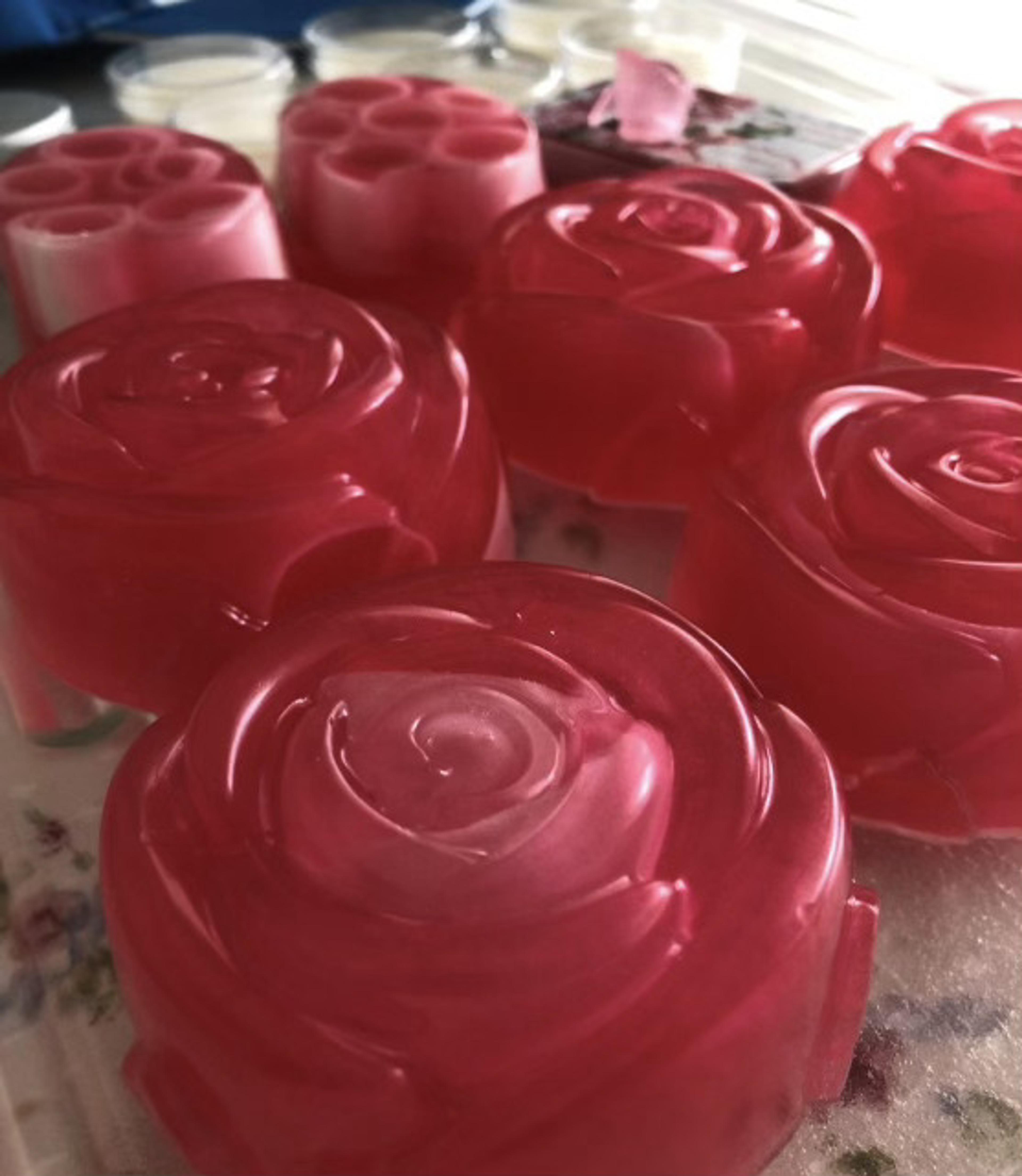 Rosas rojas translúcidas de cerca