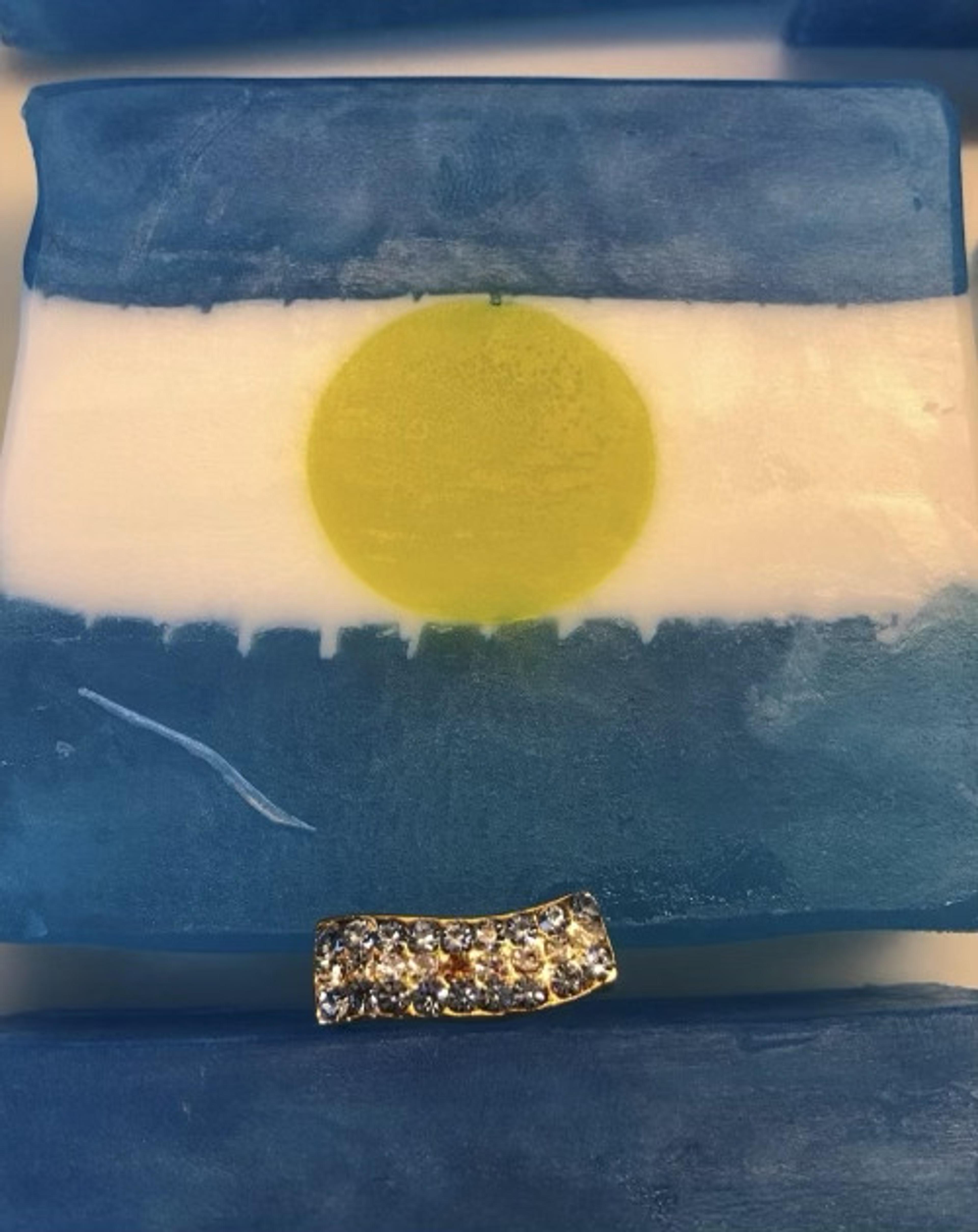 Jabón Bandera Argentina con sol amarillo, visto de cerca